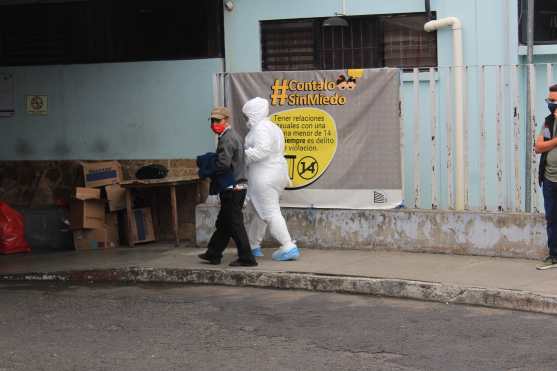 Una persona es acompañada por un enfermero en el ingreso al hospital San Juan de dios en la zona 1 de Guatemala. Foto Prensa Libre: Byron García