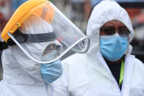 El gobierno ha solicitado a las personas que tienen contacto con enfermos de Coronavirus que utilicen una careta plástica. Foto Prensa Libre: Juan Diego González