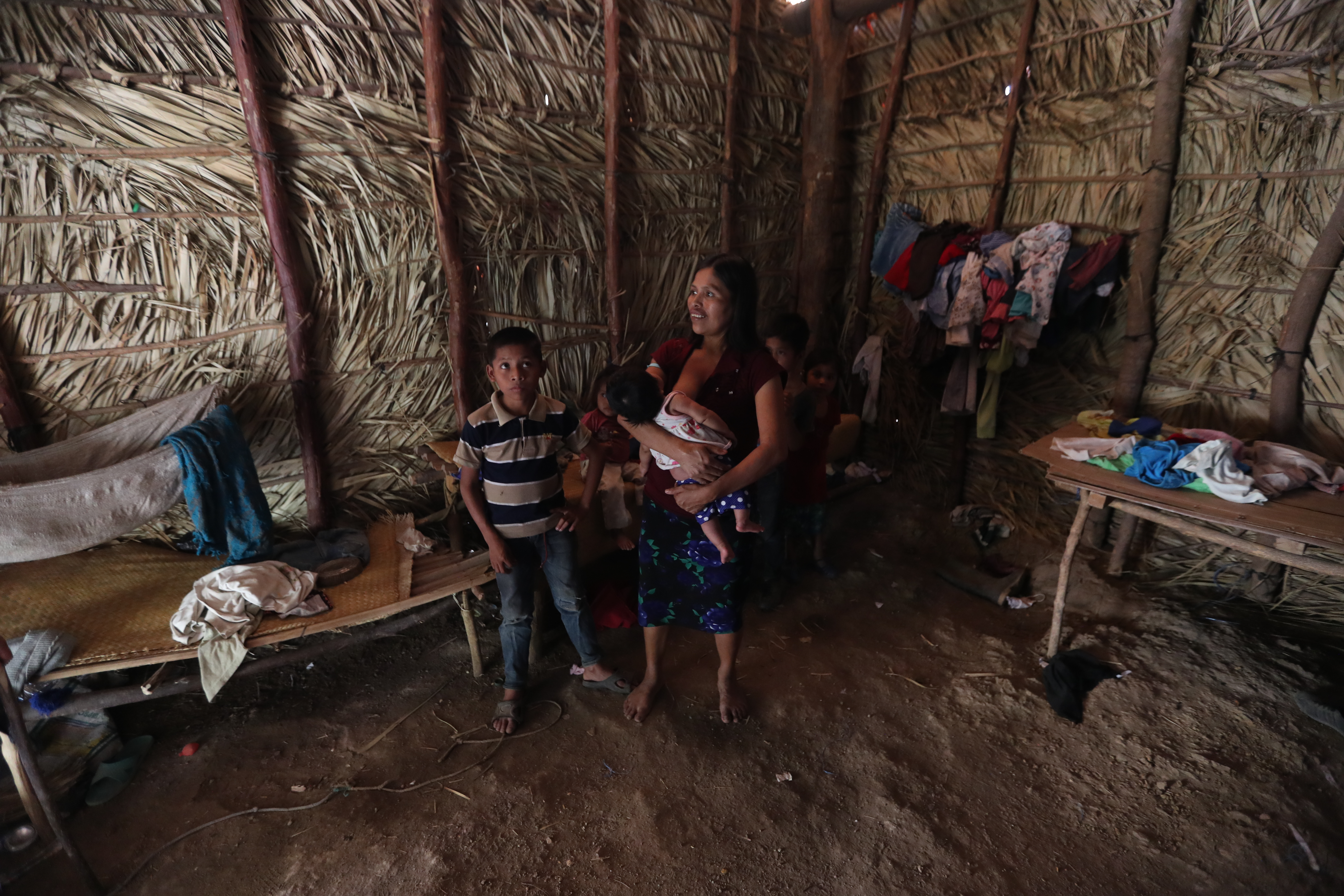 La familia García vive en Tisipe Centro,  Camotán, Chiquimula. Las condiciones de pobreza en su hogar dificulta tener alimento para los cinco niños que allí viven. (Foto Prensa Libre: Érick Ávila)