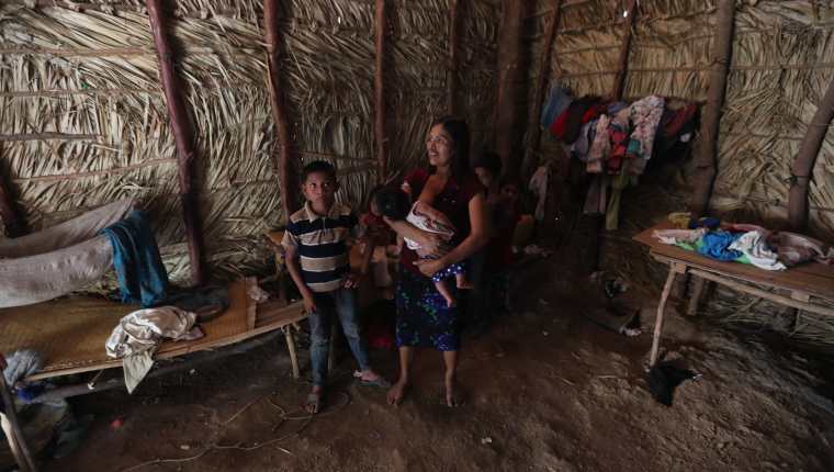 La familia García vive en Tisipe Centro,  Camotán, Chiquimula. Las condiciones de pobreza en su hogar dificulta tener alimento para los cinco niños que allí viven. (Foto Prensa Libre: Érick Ávila)