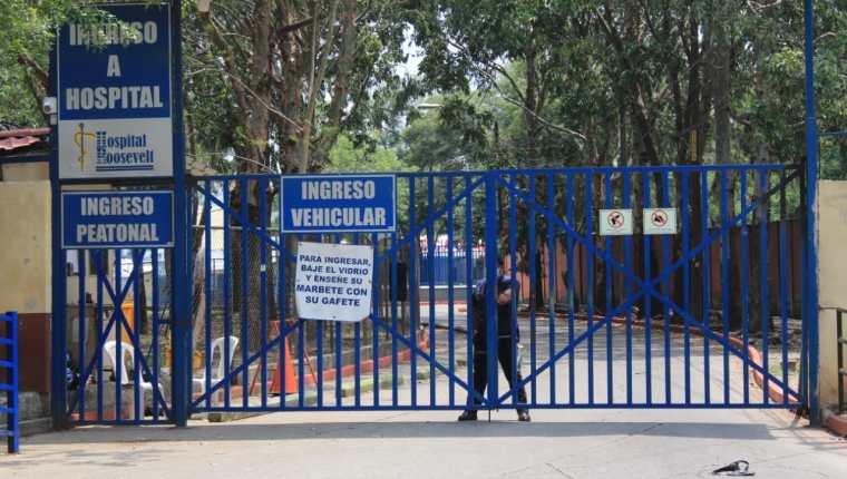 El ingreso al Hospital Roosevel permanece cerrado, pues ya no recibirá pacientes, ya que solo atenderá a personas con coronavirus. (Foto Prensa Libre: Andrea Domínguez)