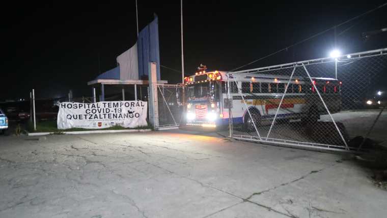 El autobús que transportaba a los pacientes se retira  del hospital temporal. (Foto Prensa Libre: María Longo) 