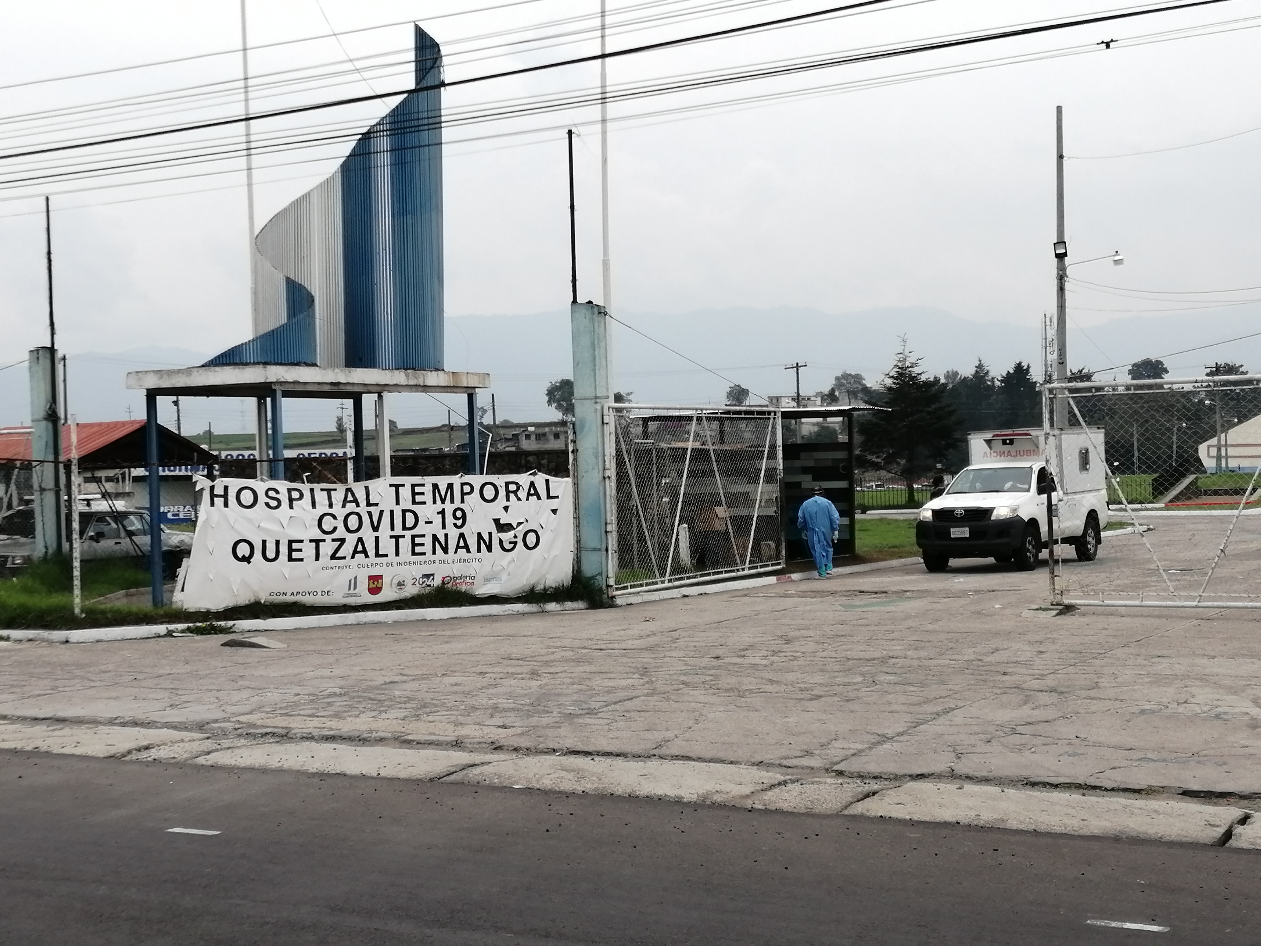 El hospital temporal de Quetzaltenango funciona en el campo de la feria de Xela y por ahora no podrá recibir más pacientes. (Foto Prensa Libre: María Longo)    