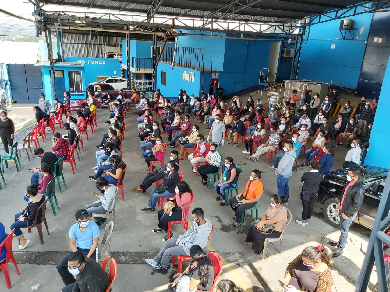 Este miércoles 900 trabajadores de una maquila en San Miguel Petapa fueron sometidos a pruebas de coronavirus por un brote que se confirmó la semana pasada. (Foto Prensa Libre: Cortesía) 