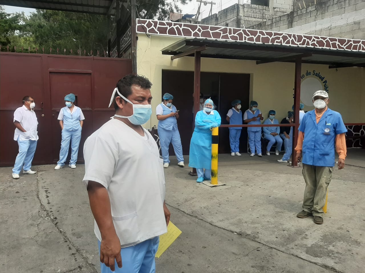 Personal del Hospital San Vicente, en La Verbena, zona 7 capitalina, temía el traslado de pacientes con covid-19.  (Foto, Prensa Libre: Andrea Domínguez).
