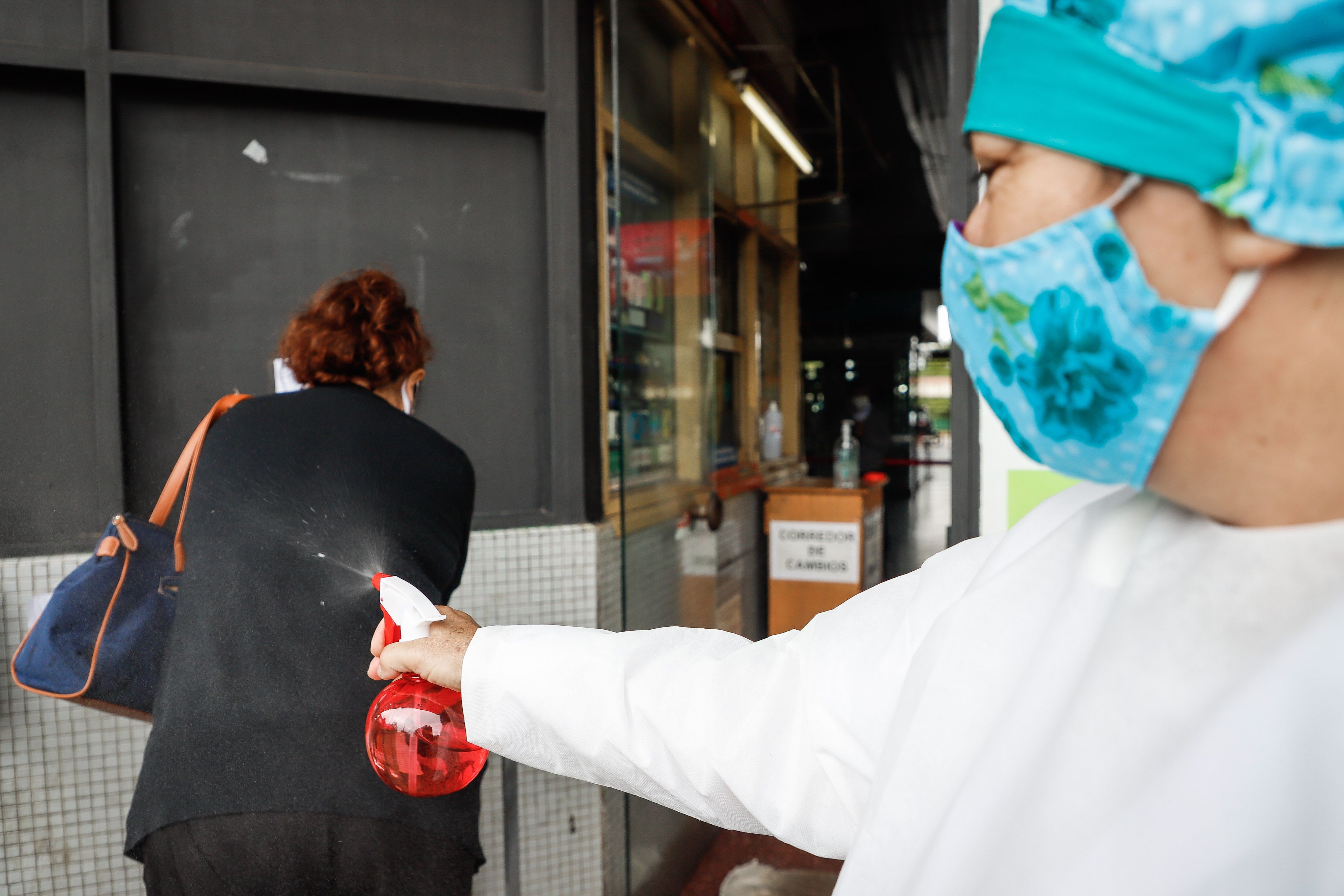En algunos países, autoridades han implementado medidas como esta para combatir el coronavirus. (Foto Prensa Libre: EFE)