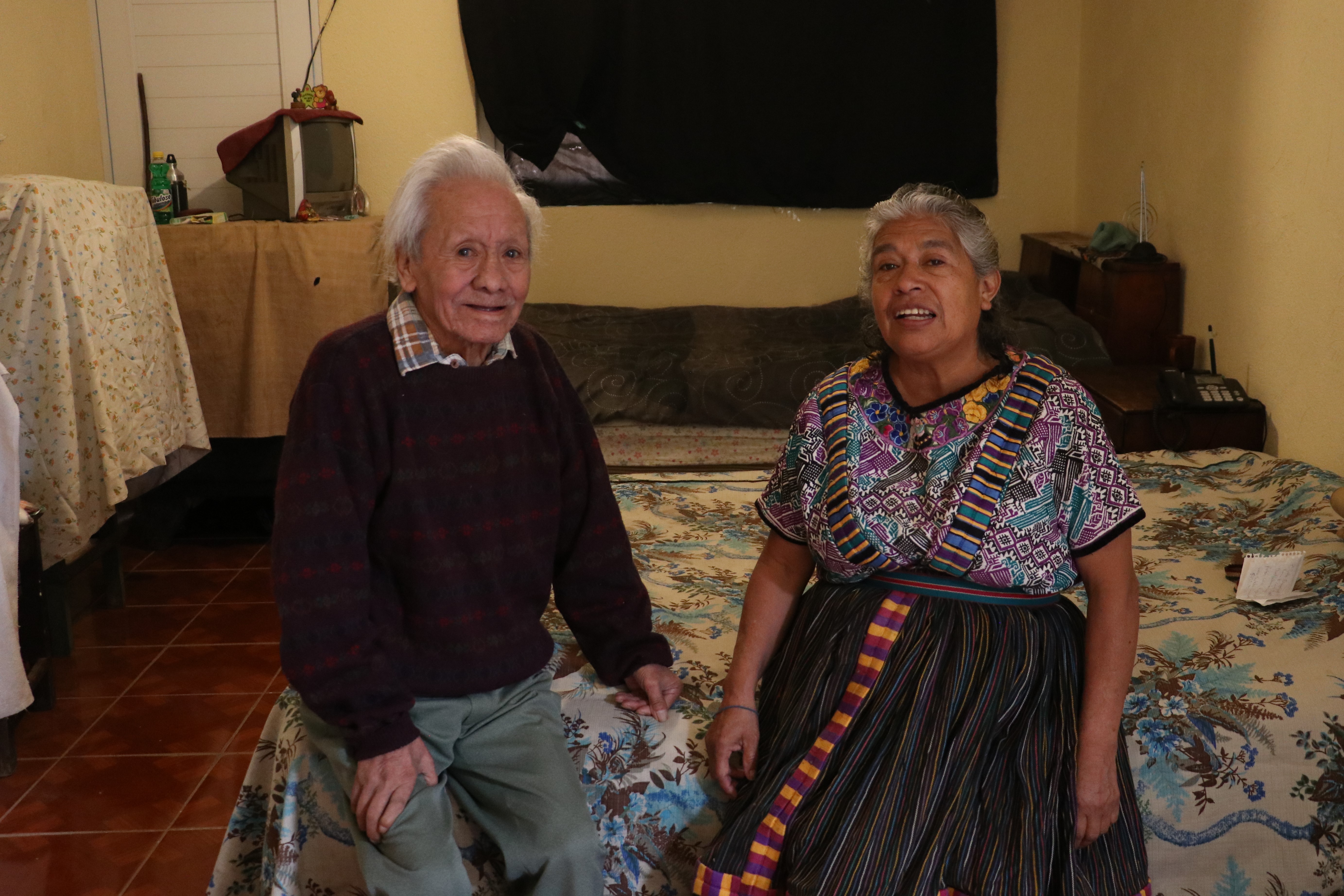 Don José y doña Blanca mostraron su felicidad por tener un lugar mejor para vivir. (Foto Prensa Libre: Raúl Juárez)