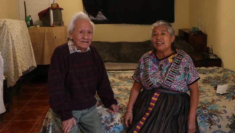 Don José y doña Blanca mostraron su felicidad por tener un lugar mejor para vivir. (Foto Prensa Libre: Raúl Juárez)