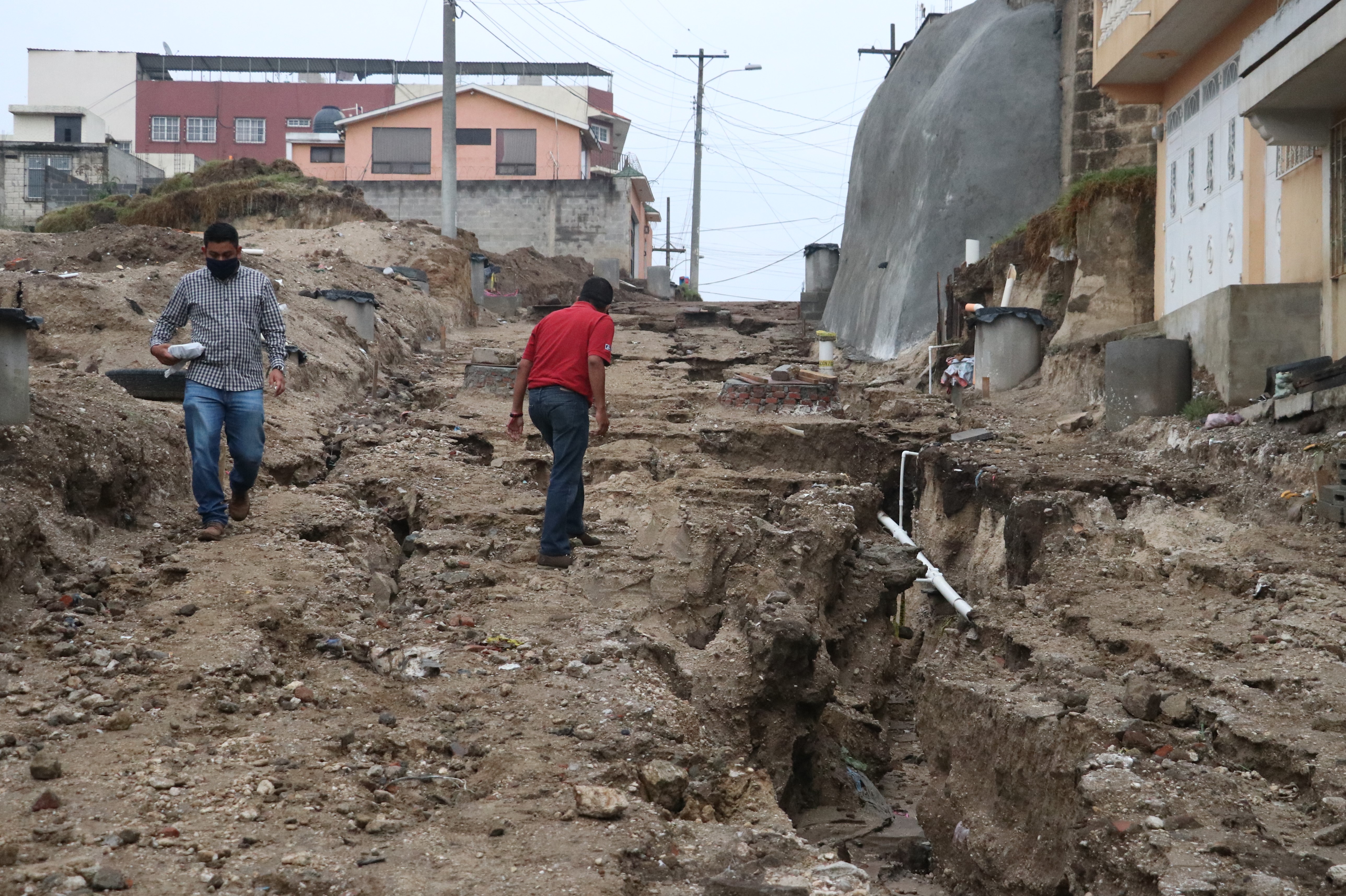 Este es el panorama que dejó la lluvia en la 0 avenida de la zona 7 donde se agrietó el camino por el deslave de materiales. (Foto Prensa Libre: Raúl Juárez)