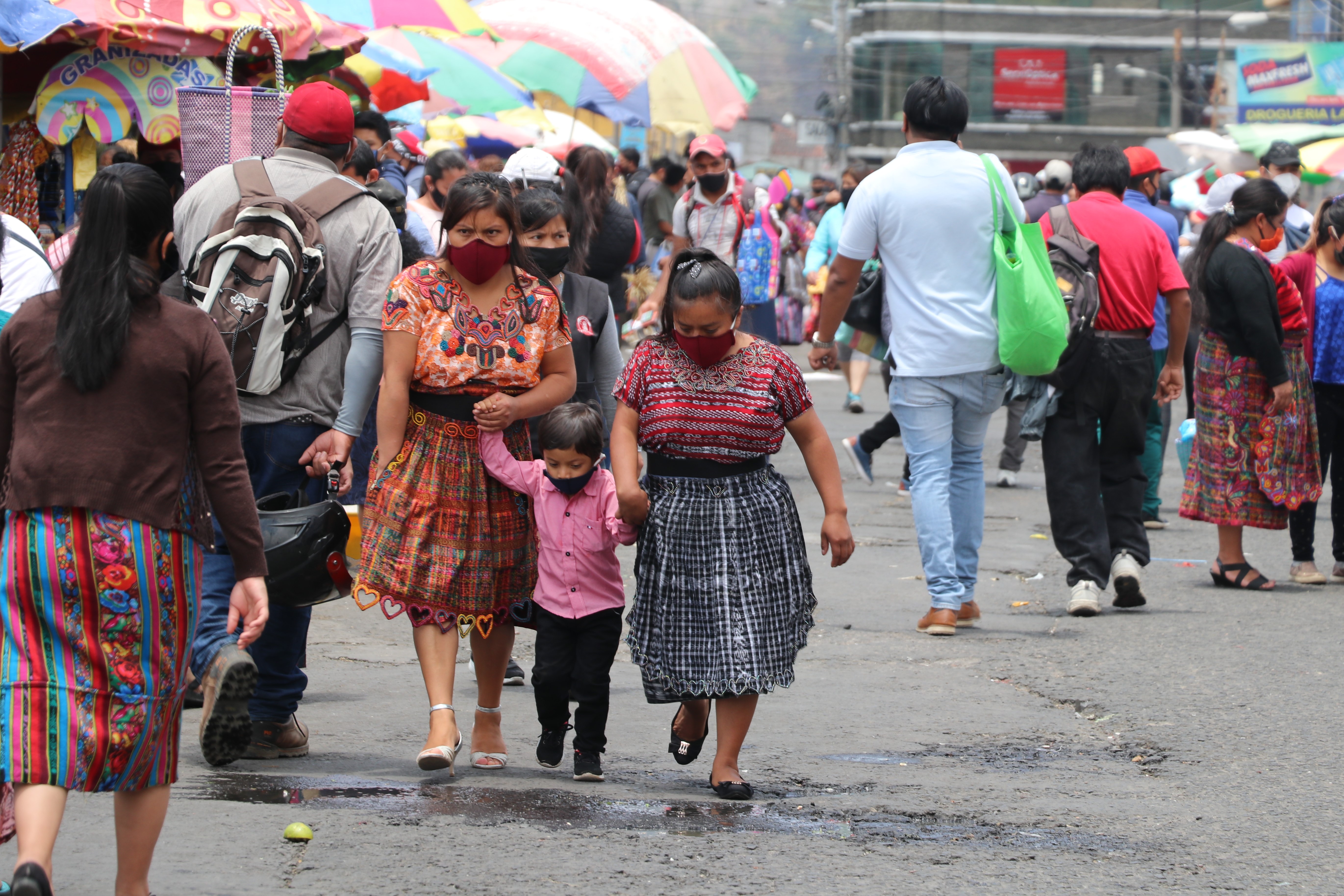 El uso de mascarillas se hizo obligatorio y los guatemaltecos cumplen con esta medida. (Foto Prensa Libre: Hemeroteca PL)