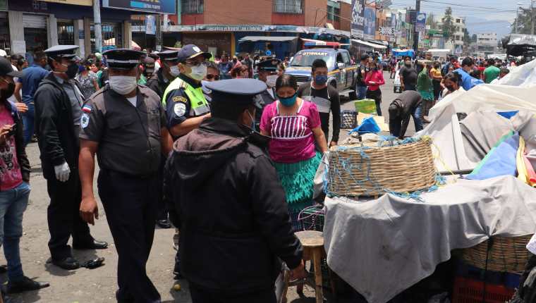 Trabajadores municipales realizan operativos para el cierre de mercados. (Foto Prensa Libre: Raúl Juárez)