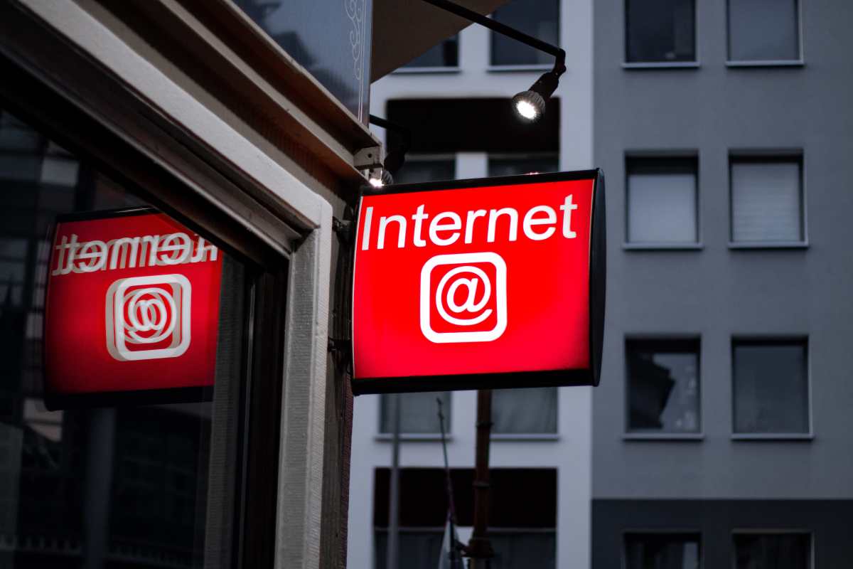 El internet, hoy más que nunca, nos ayuda a comunicamos, relacionamos y a hacer negocios. (Foto Prensa Libre: Leon Seibert en Unsplash)
