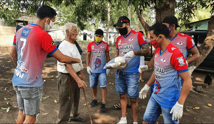 Los peces vela repartieron artículos de primera necesidad a las personas de la comunidad. (Foto Prensa Libre: Faceboo Deportivo Iztapa)