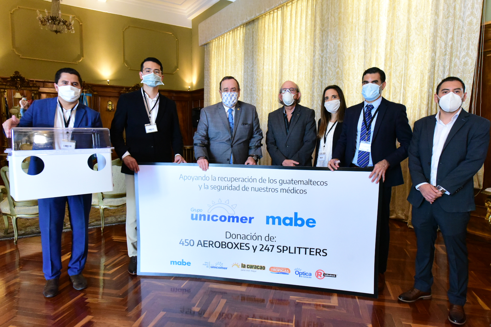 Grupo Unicomer y Mabe entregaron los Aeroboxes a las autoridades del Gobierno de Guatemala. Foto Prensa Libre: Cortesía