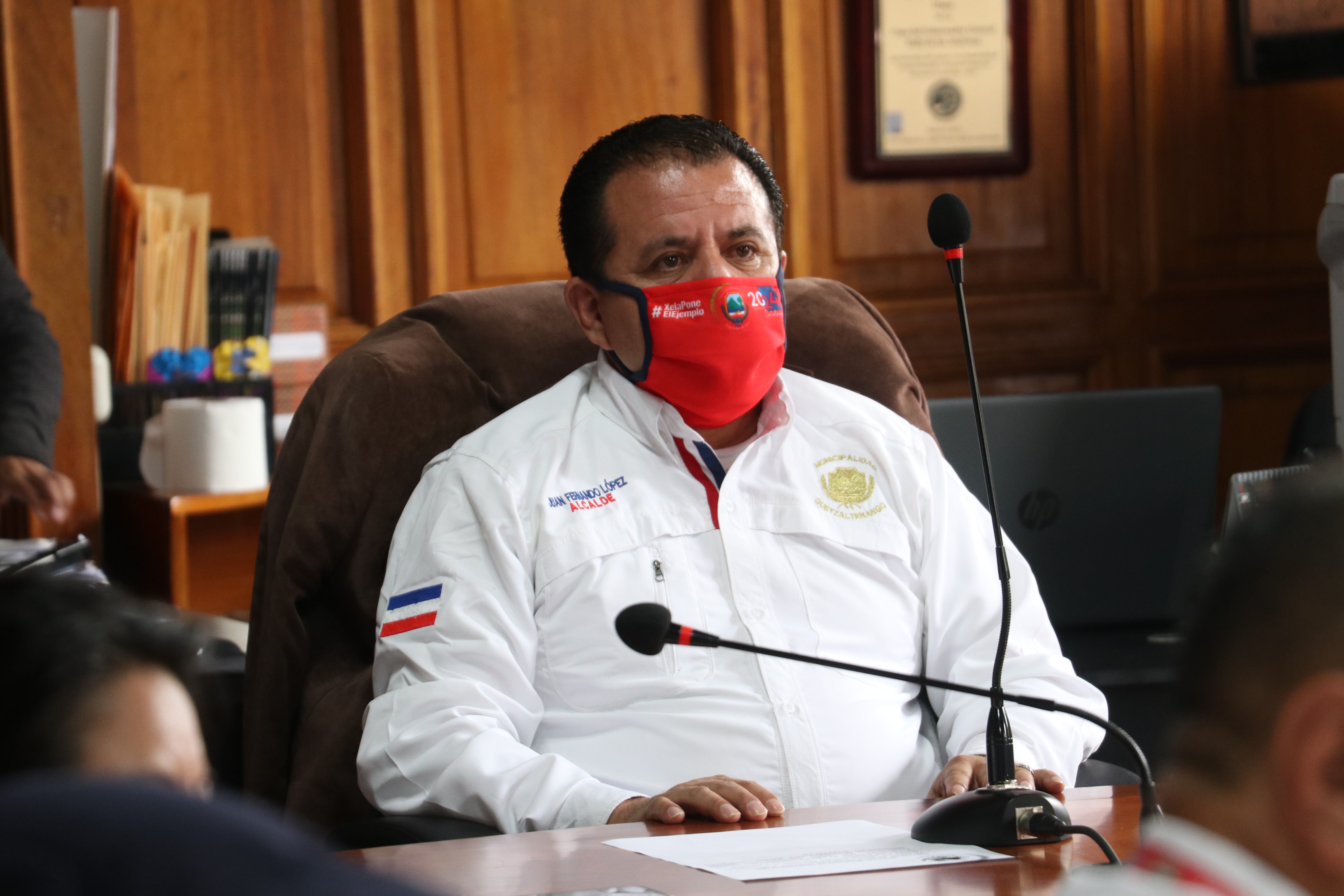 El alcalde Juan Fernando López y su concejo han implementado varias medidas pero no han podido controlar el orden en los mercados. (Foto Prensa Libre: Raúl Juárez)
