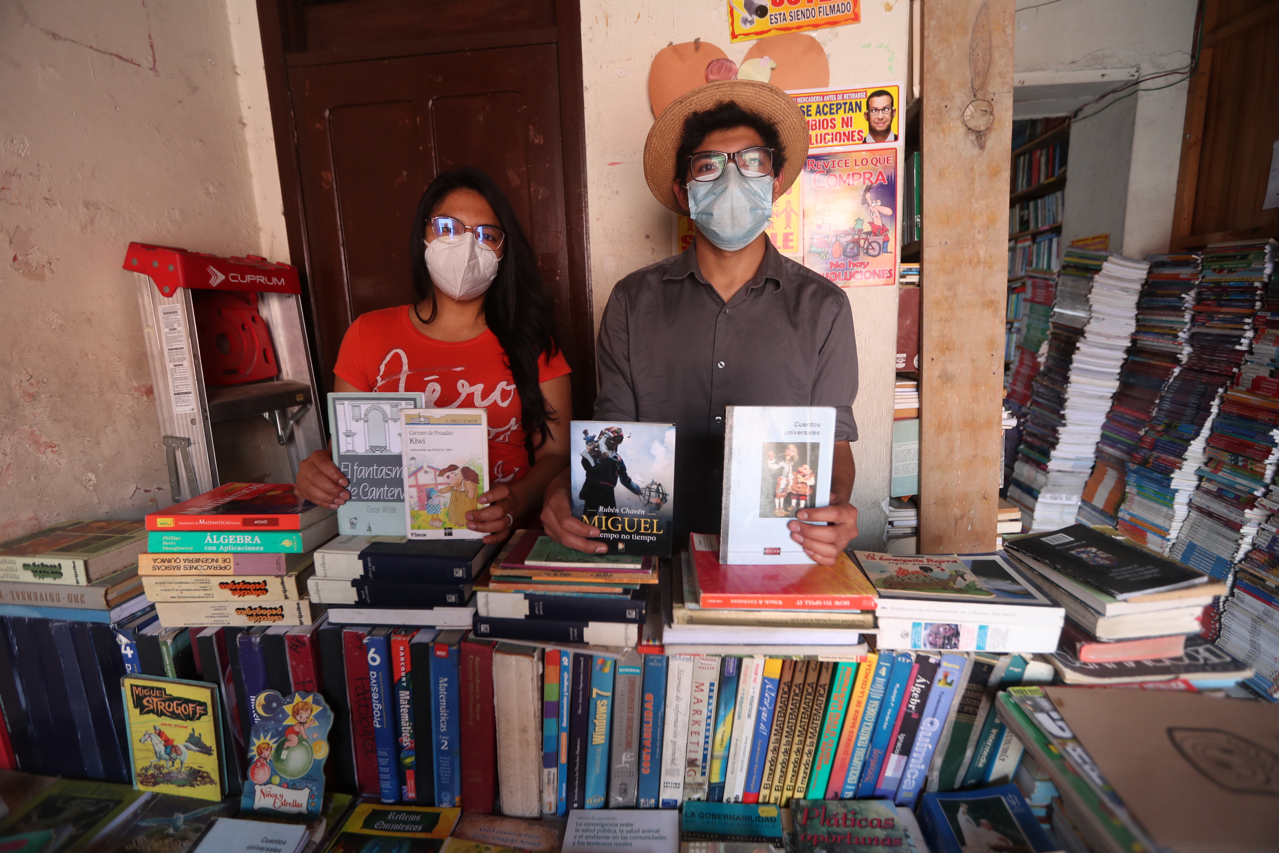 Los hermanos Maite y Kevin Argueta administran la Librería Noj, la cual ofrece una mesa con 400 libros gratis para la población que los necesite durante la cuarentena. (Foto Prensa Libre: María Longo)