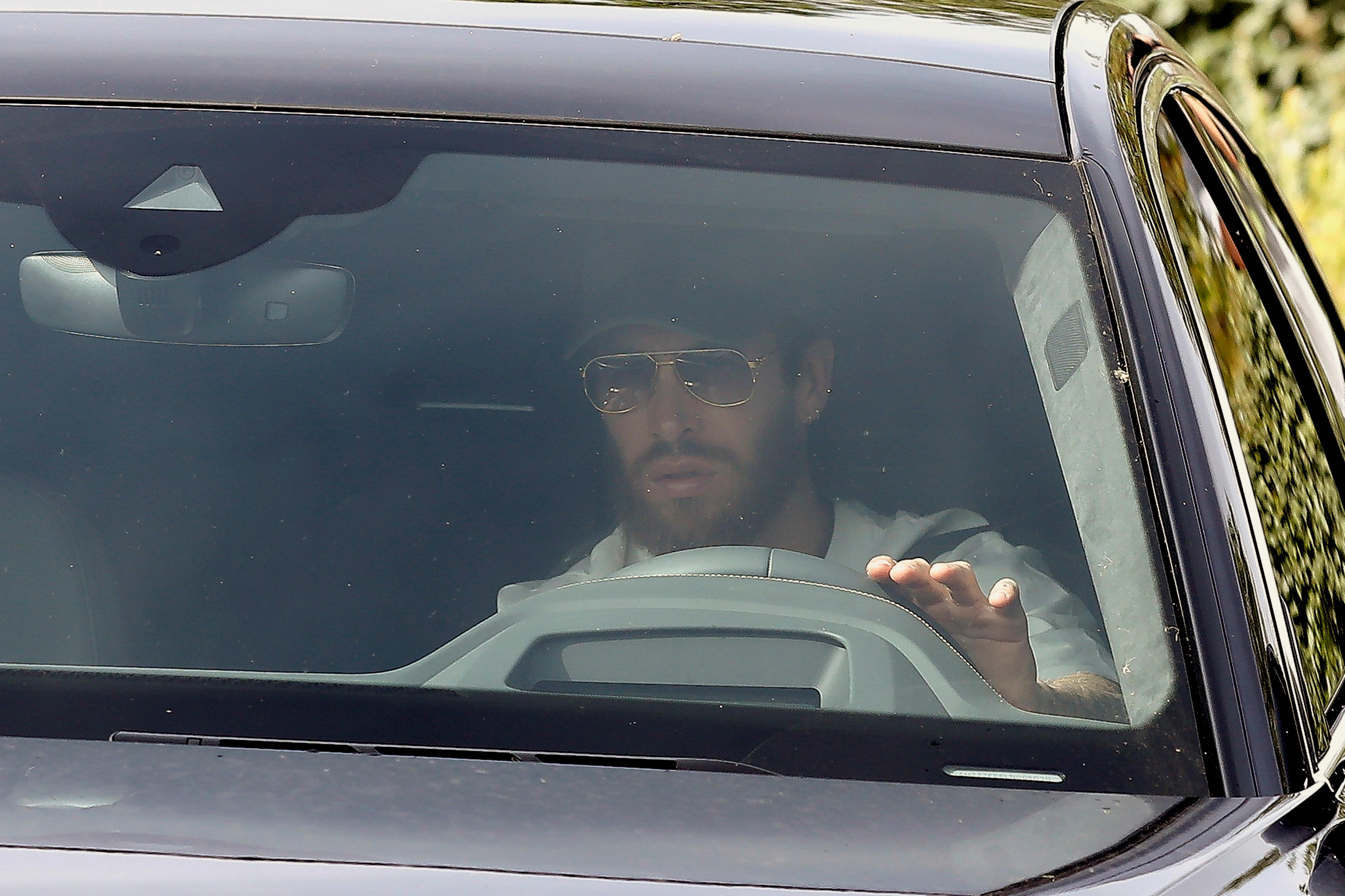 El capitán del Real Madrid, Sergio Ramos a su salida a las dependencias de la Ciudad deportiva del Real Madrid en Valdebebas el pasado miércoles donde el club realizó los test del coronavirus a toda la plantilla. (Foto Prensa Libre: EFE))