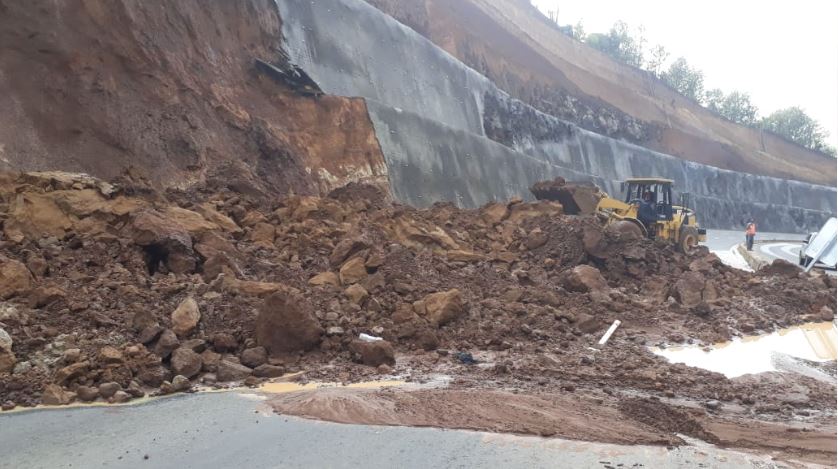 Libramiento de Chimaltenango: Lluvia genera nuevo derrumbe y agilizan retiro de material