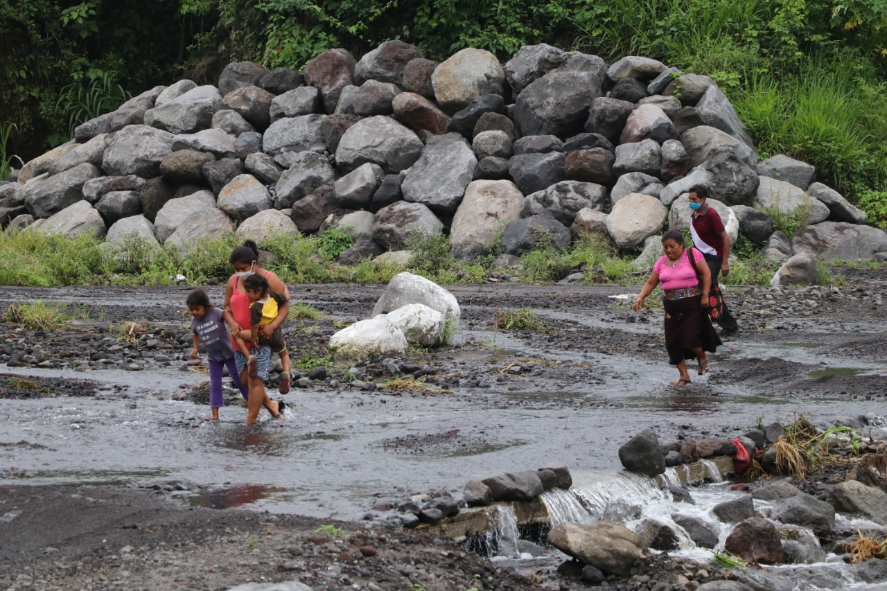 Varias comunidades cercanas al Volcán de Fuego, en Escuintla, quedan incomunicadas durante la temporada de lluvia. (Foto Prensa Libre: Carlos Paredes)
