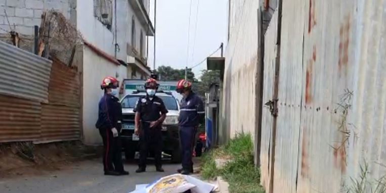 Bomberos resguardan el lugar donde murió baleado un hombre en Santiago Sacatepéquez. (Foto Prensa Libre:  Bomberos Municipales Departamentales). 