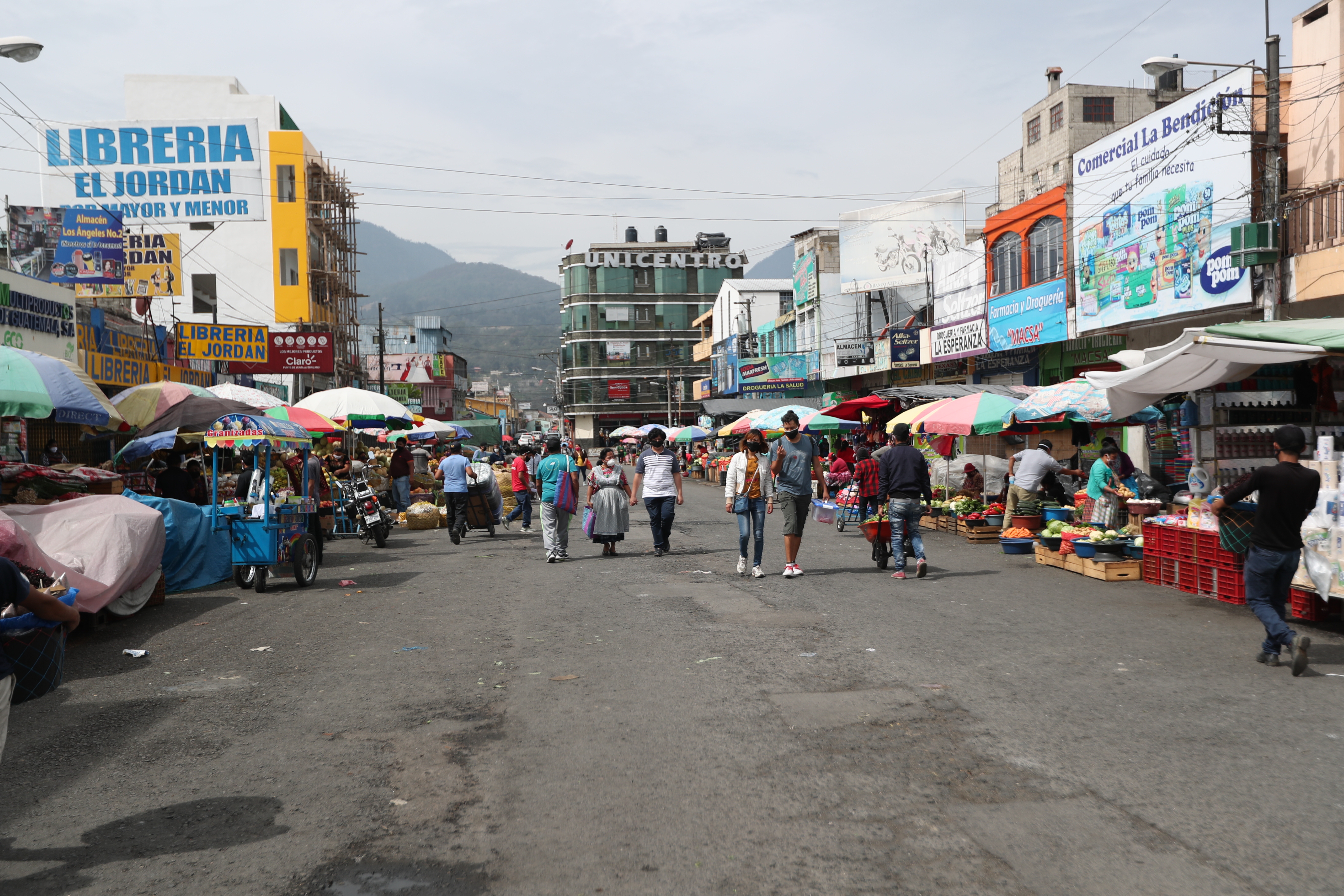 La disminución de compradores ayudó a evitar las aglomeraciones. (Foto Prensa Libre: María Longo)  
