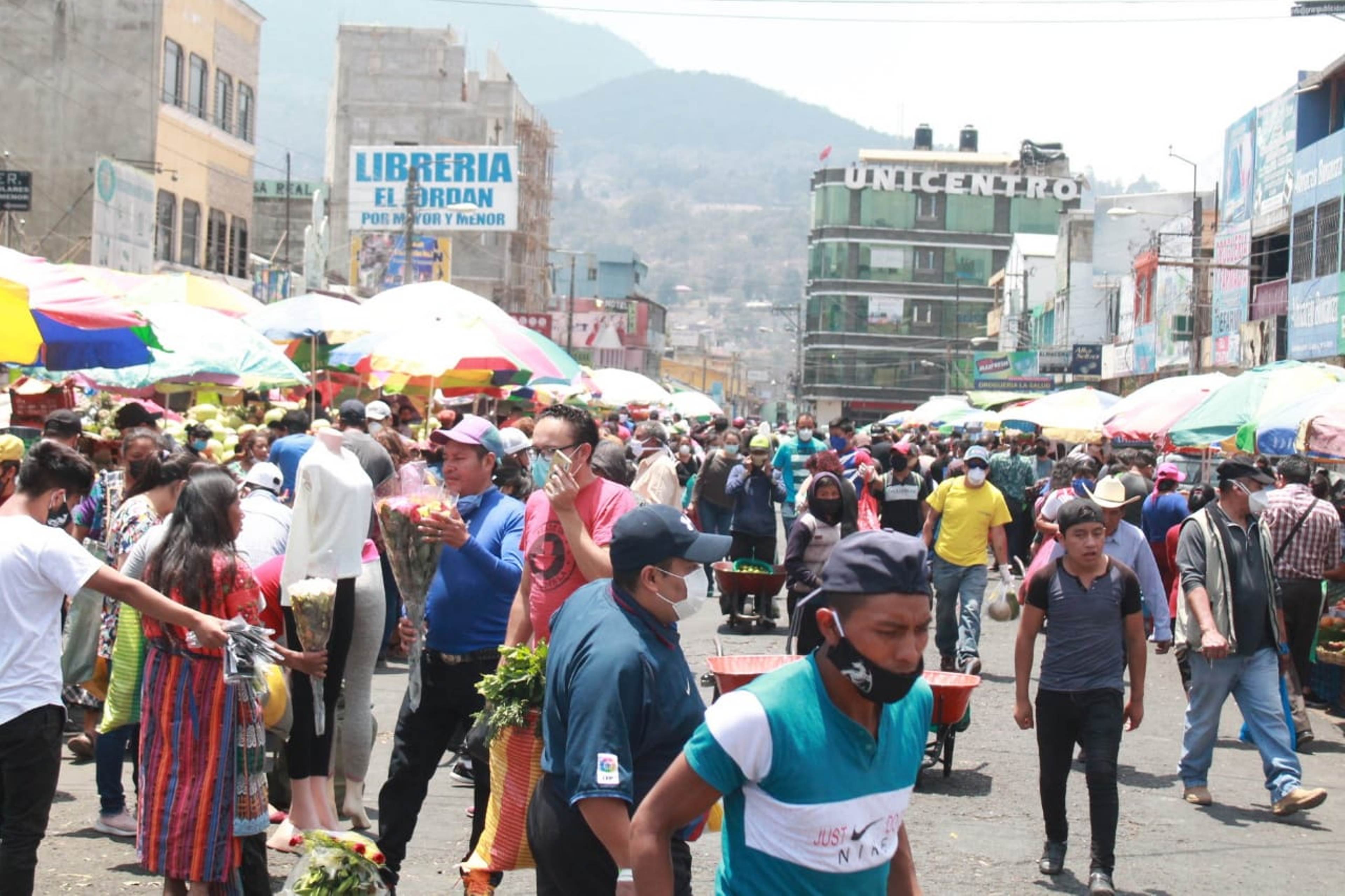 Las personas que visitaron el mercado La Democracia de la semana pasada al martes 19 de mayo deben mantener la calma, y recordar lo que adquirieron. (Foto Prensa Libre: Raúl Juárez)   