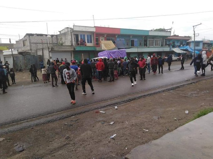 Los manifestante de San Francisco El Alto en Totonicapán piden que los dejen pasar sus productos. (Foto, Prensa Libre: @jennerbarrios).
