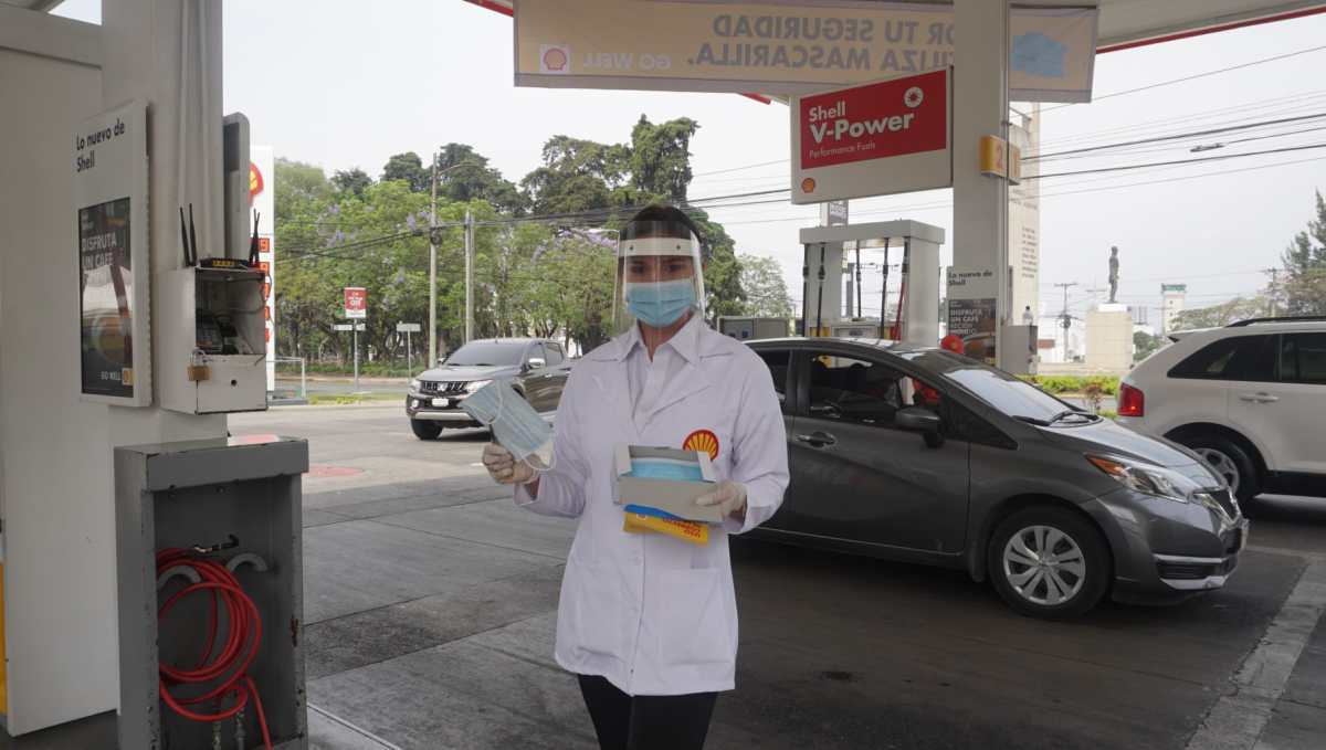 Shell entrega mascarillas a sus clientes en sus estaciones de servicio