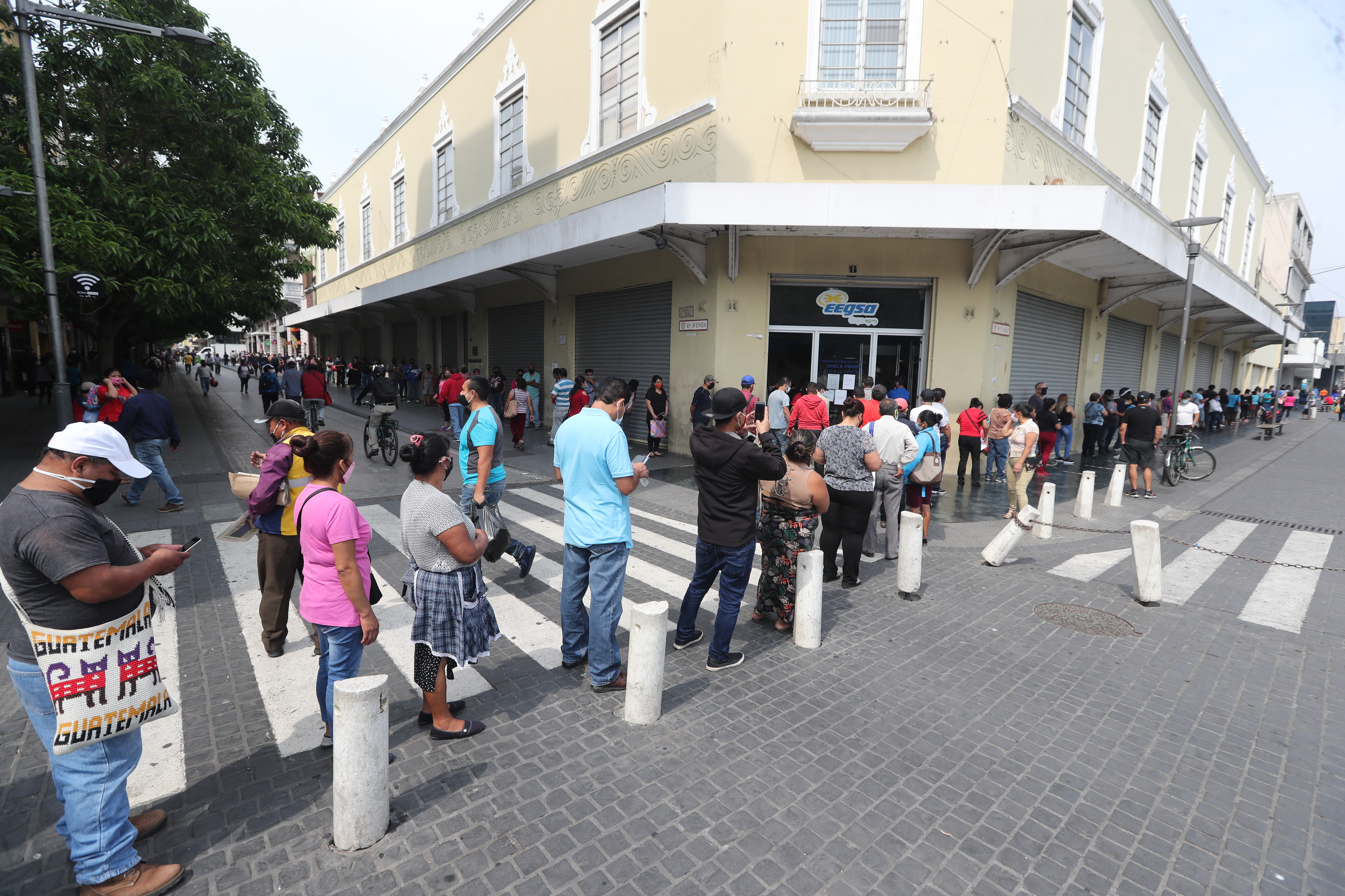 Cientos de guatemaltecos han buscado convenios de pago en las distribuidoras de energía, ante la imposibilidad de pagar por la crisis e ingresos familiares ante la emergencia por coronavirus. (Foto, Prensa Libre: Hemeroteca PL).