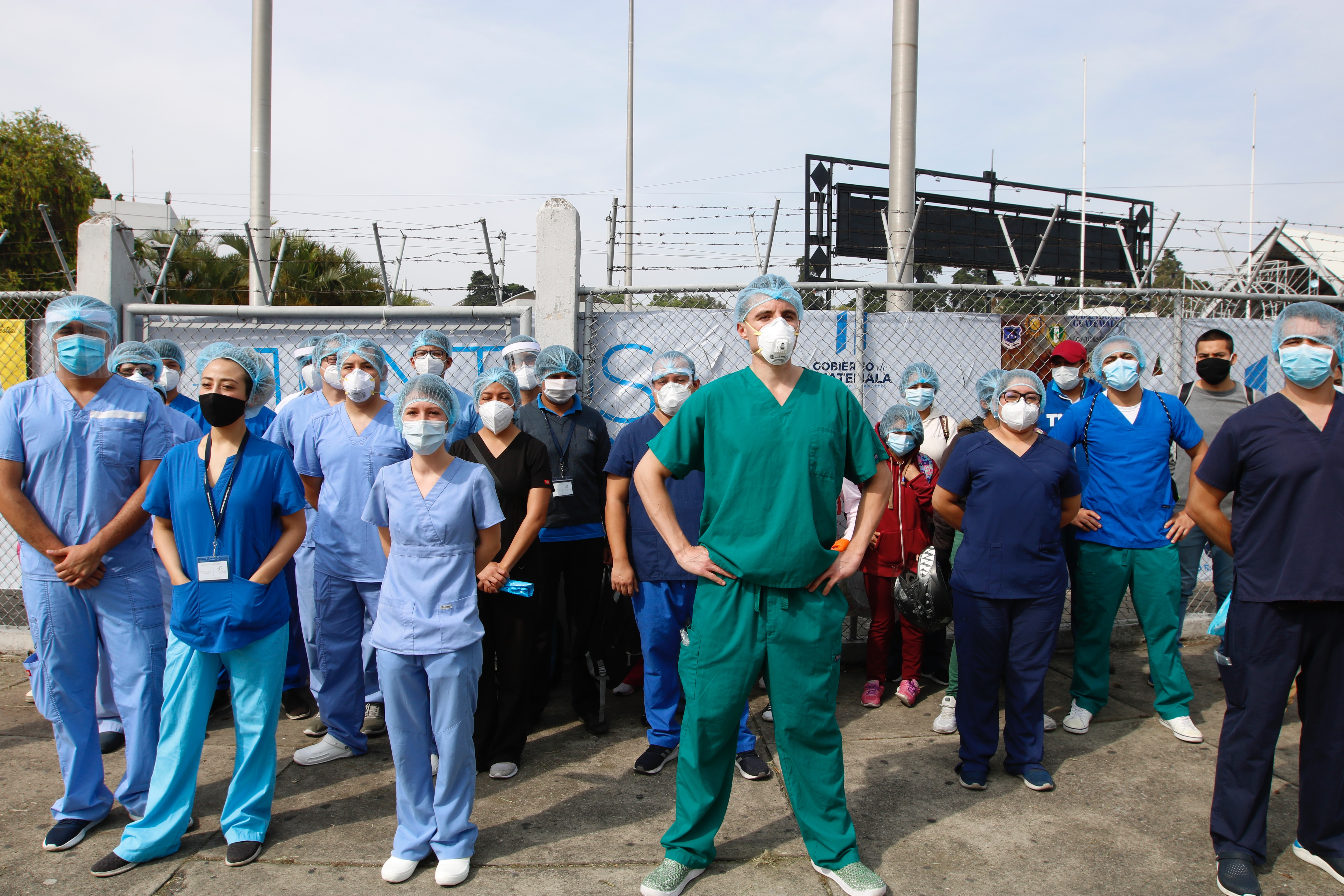 Médicos en el Hospital Temporal del Parque de la Industria denuncian falta de materiales, equipo de protección y pago de sueldo. (Foto Prensa Libre: Fernando Cabrera)