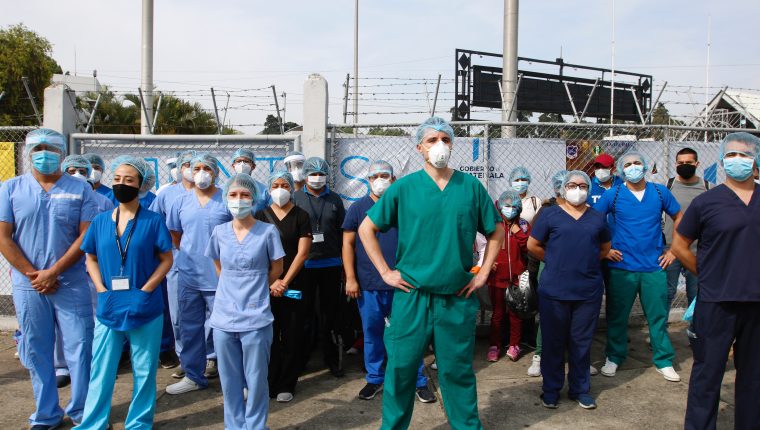MÃ©dicos en el Hospital Temporal del Parque de la Industria denuncian falta de materiales, equipo de protecciÃ³n y pago de sueldo. (Foto Prensa Libre: Fernando Cabrera)