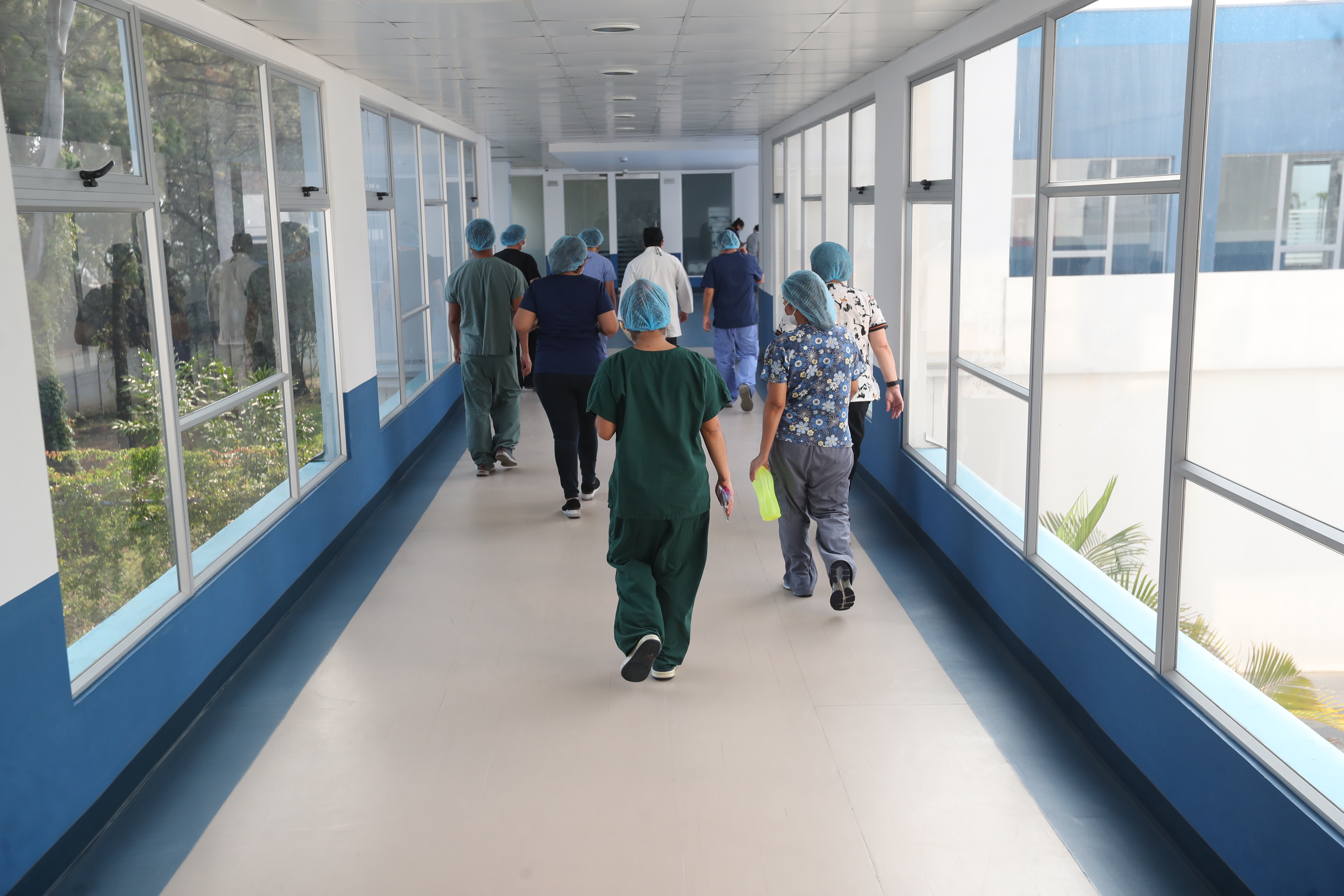 Finanzas espera que se ejecuten varios préstamos con organismos financieros internacionales para robustecer la red hospitalaria del país por la emergencia. (Foto Prensa Libre: Érick Ávila)