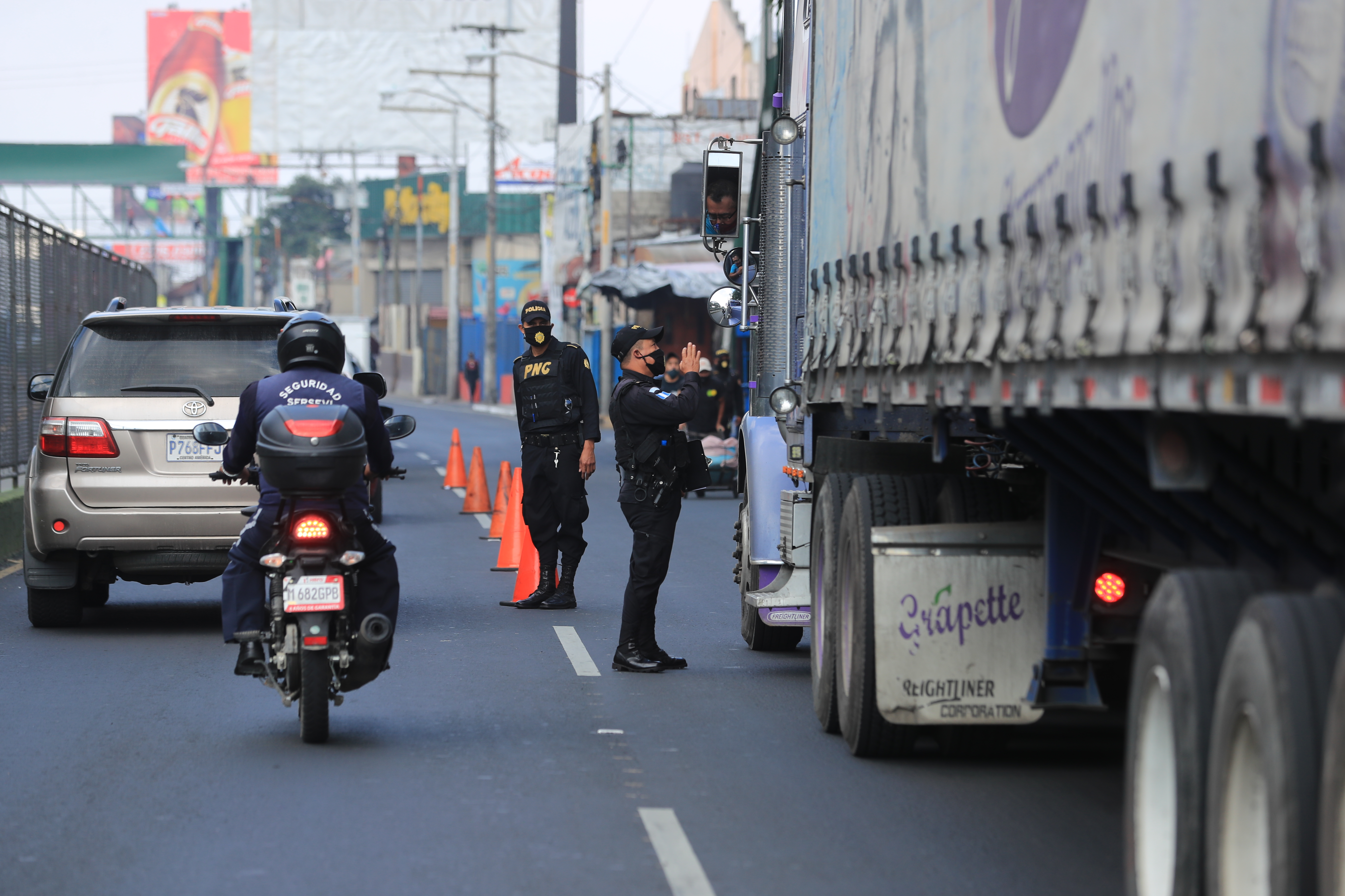 Agentes de la PNC participan en operativos para el control en medio de la crisis del coronavirus. (Foto Prensa Libre: Hemeroteca PL)