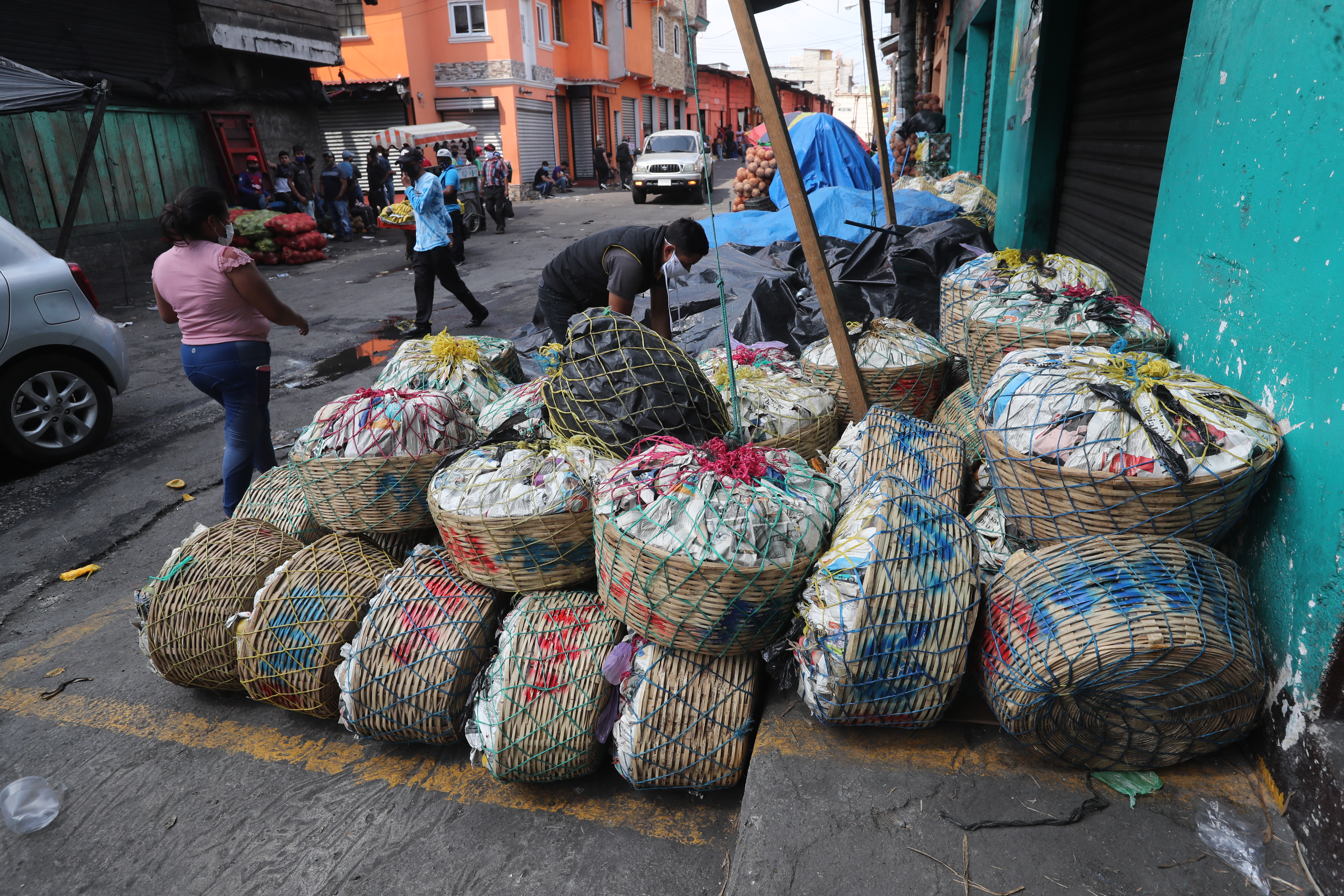 Las restricciones en los mercados cantonales y el traslado de los bienes fueron los problemas que afectaron a los productores en mayo, según determinó una encuesta de Camagro. (Foto Prensa Libre: Érick Ávila)