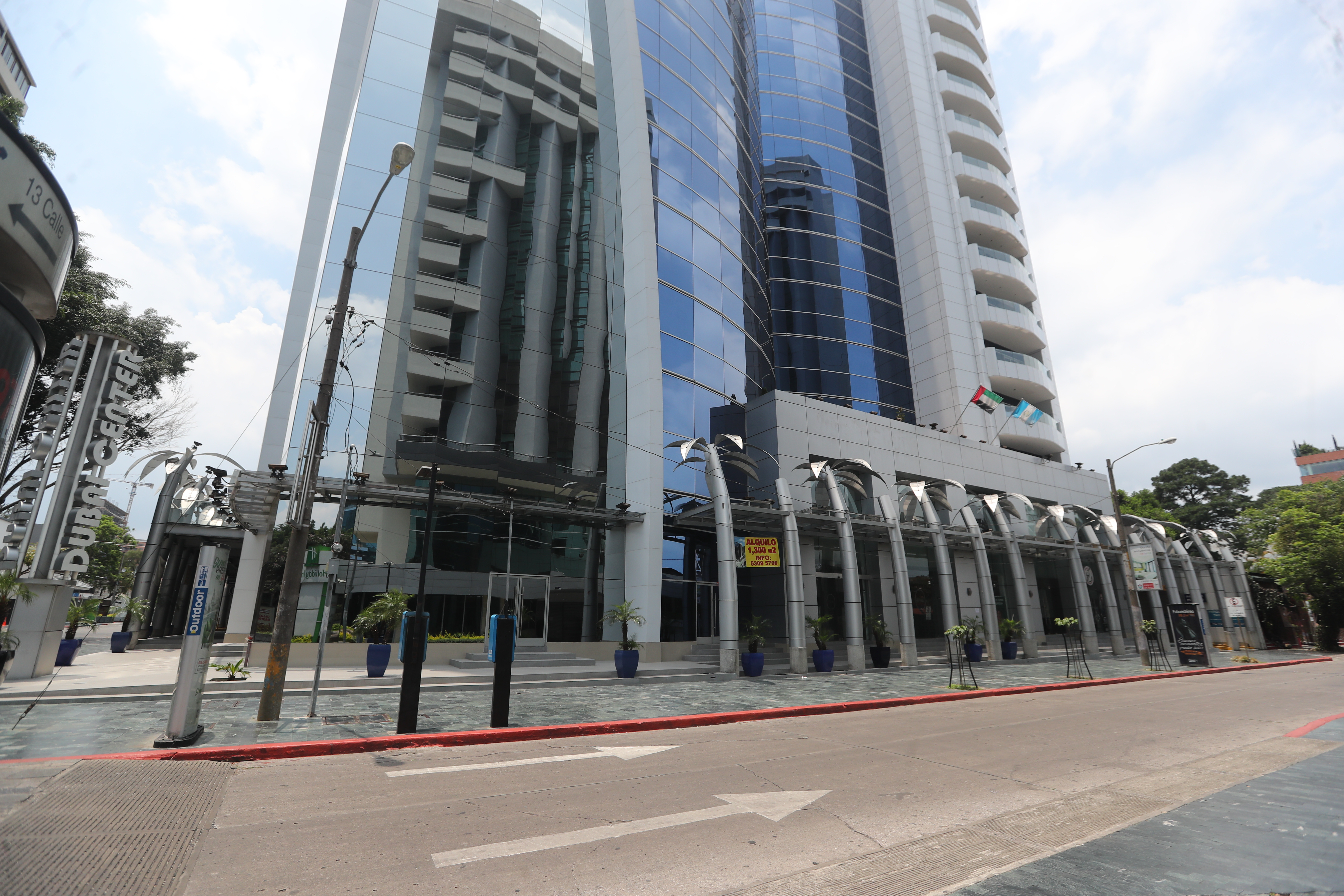 El edificio Dubai Center, zona 10 capitalina, donde se ubican oficinas y una agencia de la SAT. (Foto, Prensa Libre: Érick Ávila).
