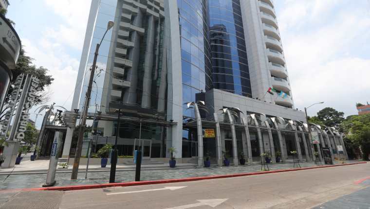 El edificio Dubai Center, zona 10 capitalina, donde se ubican oficinas y una agencia de la SAT. (Foto, Prensa Libre: Érick Ávila).