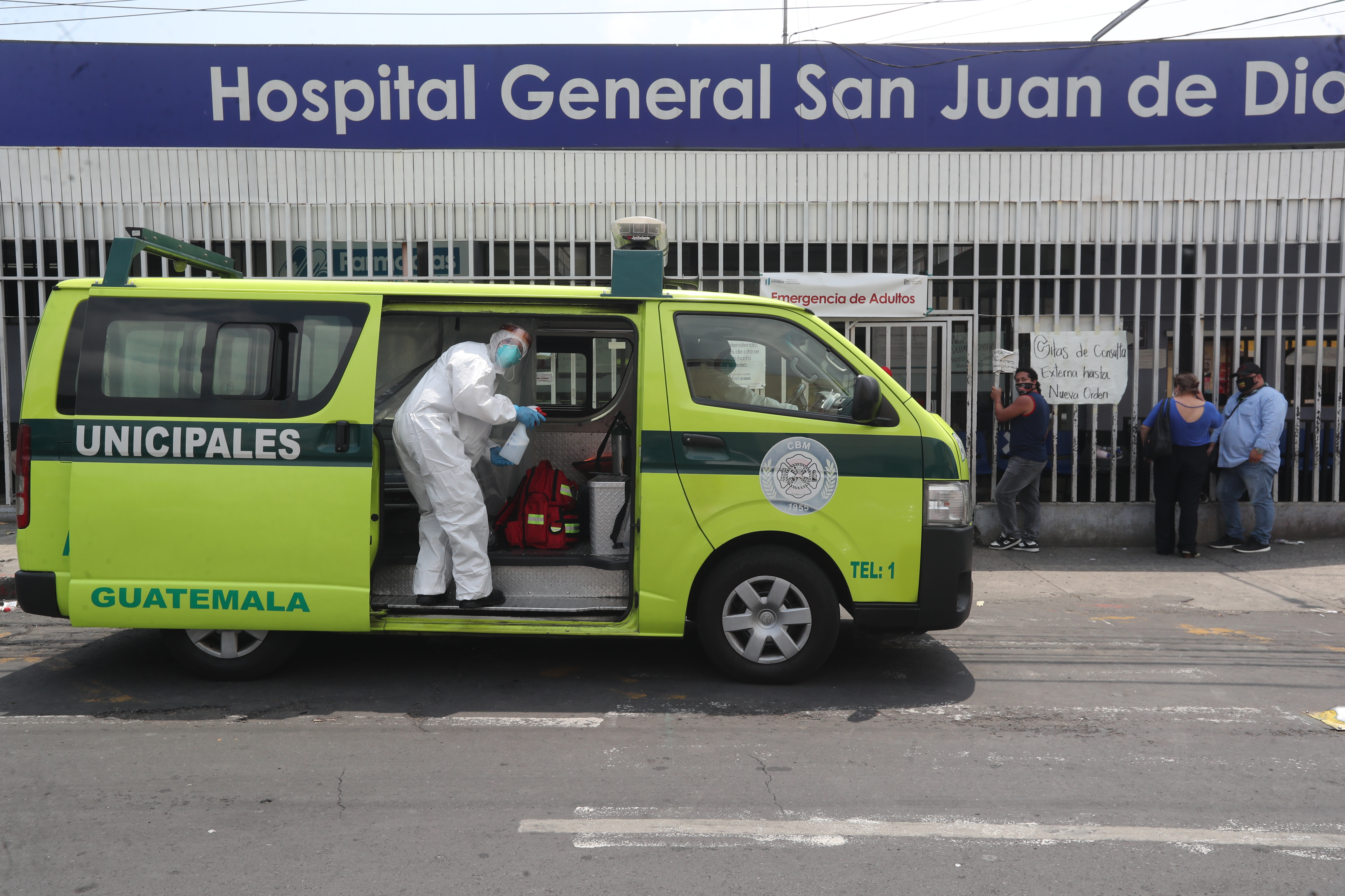 Médicos aseguran que el Hospital General San Juan de Dios está al borde del colapso por la cantidad de pacientes con covid-19. (Foto Prensa Libre: Hemeroteca).