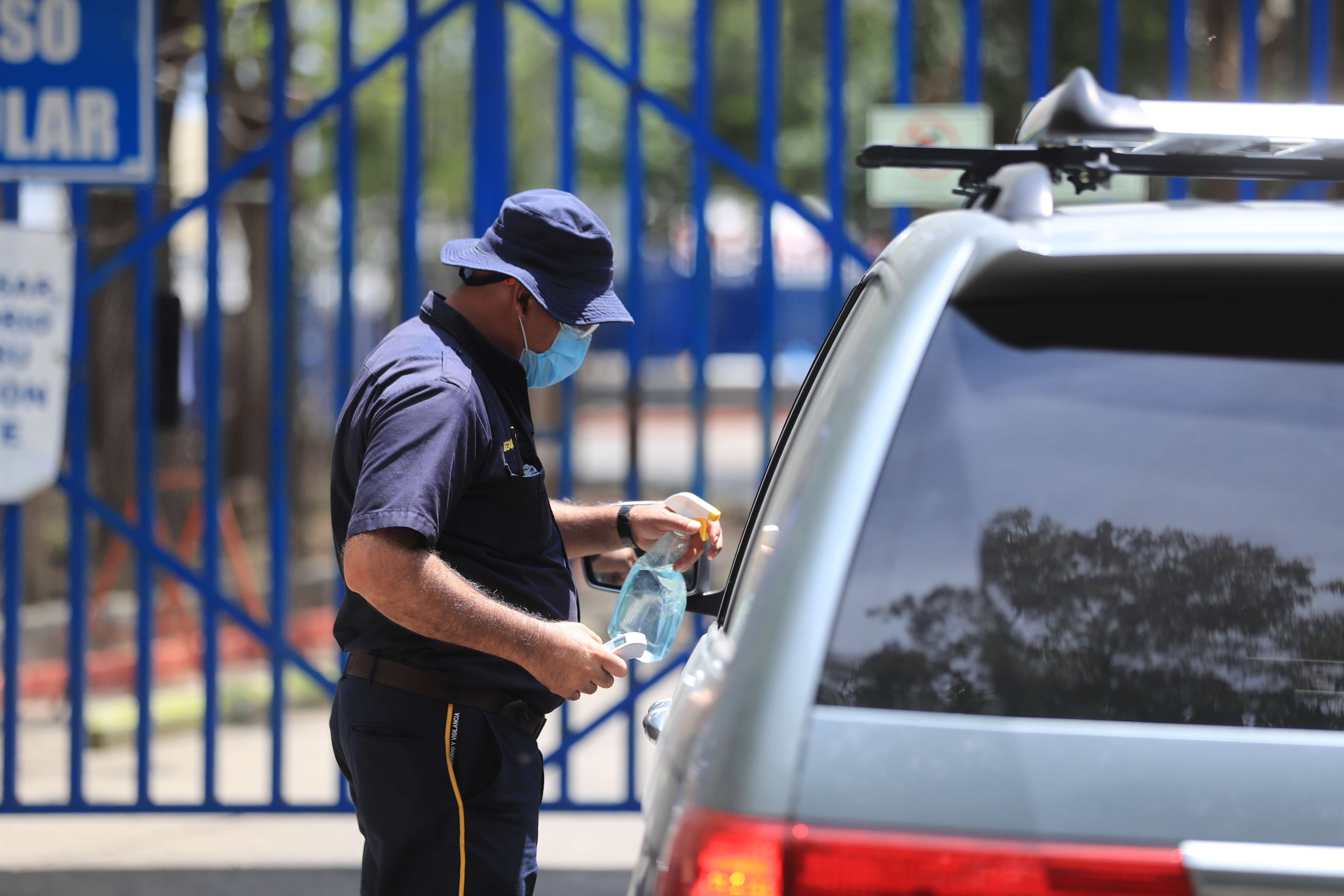 Un agente de seguridad toma la temperatura en la entrada de un Hospital público. Foto Prensa Libre: Juan Diego González 