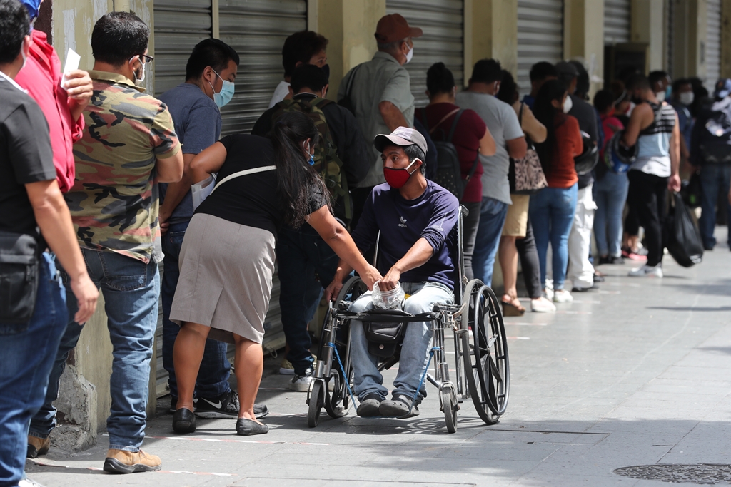 Guatemaltecos hacen fila para hacer convenios con la EEGSA. (Foto Prensa Libre: Érick Ávila)