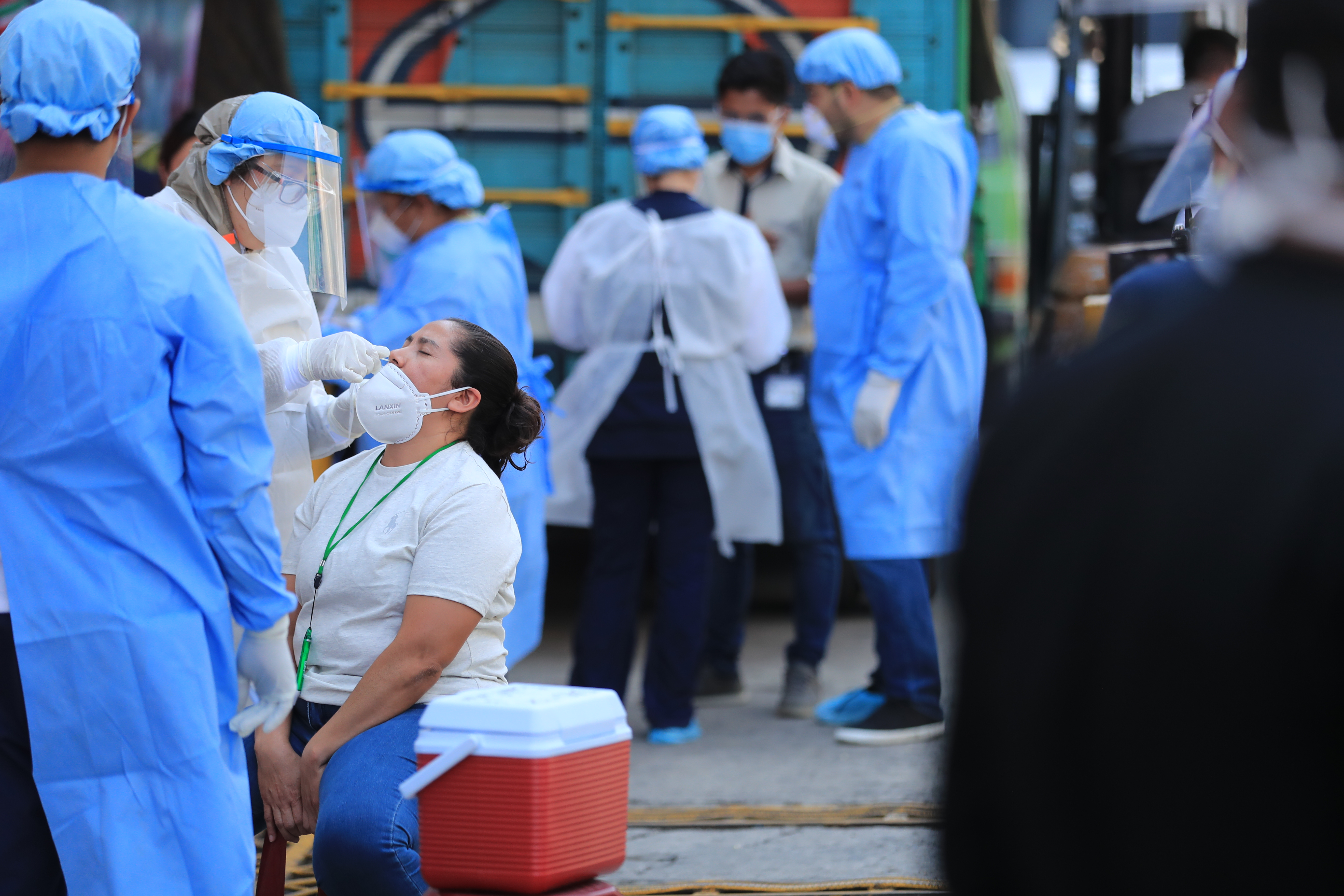 PRUEBAS CORONAVIRUS, LA TERMINAL. El Ministerio de Salud Pblica llev a cabo una jornada de pruebas de coronavirus en La Terminal, zona 4 de la capital. En total se realizaron 150 pruebas, para verificar si ya hay presencia de la enfermedad o no. En la imagen, momento de las pruebas para detectar coronavirus. A quienes, de manera voluntaria, decidan realizarse la prueba, les hacan un pequeo cuestionario de datos generales y estado de salud.

Juan Diego Gonzlez.  210520