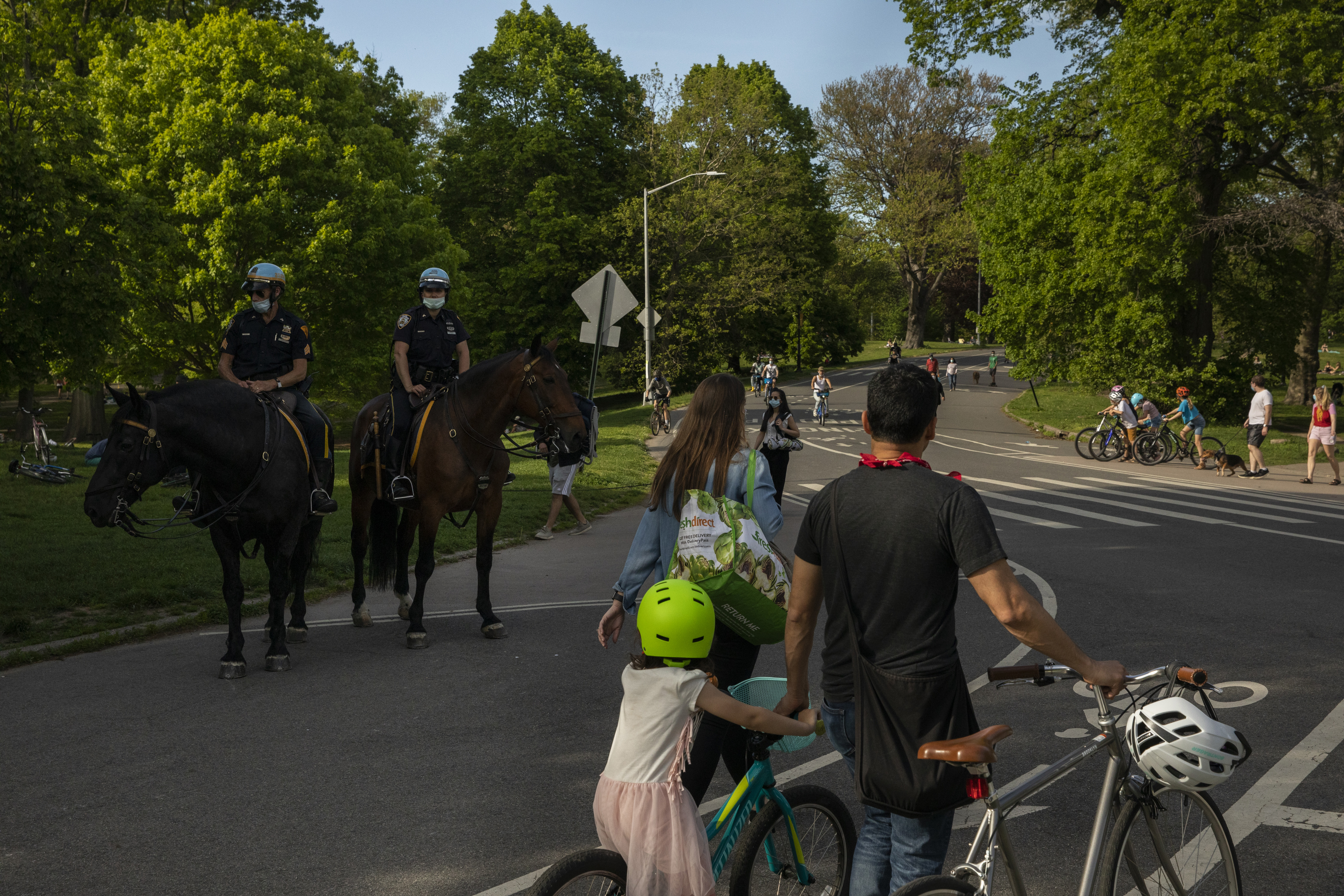 Una familia camina por el Prospect Park de Nueva York, el 16 de mayo de 2020. (Benjamin Norman/The New York Times)