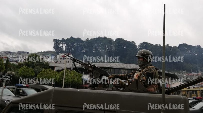Elementos de las fuerzas de seguridad custodian desde el sábado la población de Nahualá, Sololá. (Foto Prensa Libre: Hemeroteca PL)