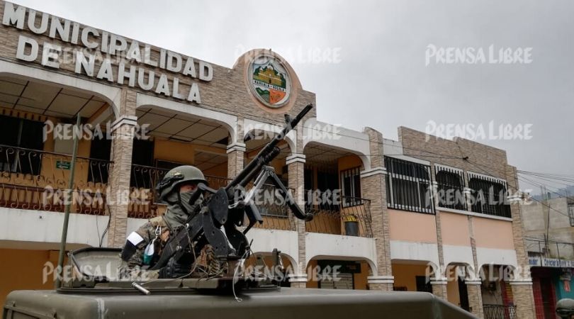 Elementos del Ejército llegan a Nahualá para instaurar estado de Sitio decretado por Alejandro Giammattei. (Foto Prensa Libre: Mynor Toc)