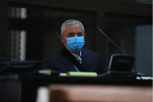 El expresidente Otto Pérez Molina con mascarilla como medida de prevención de contagio del coronavirus. (Foto  Prensa Libre: Juan Diego González)