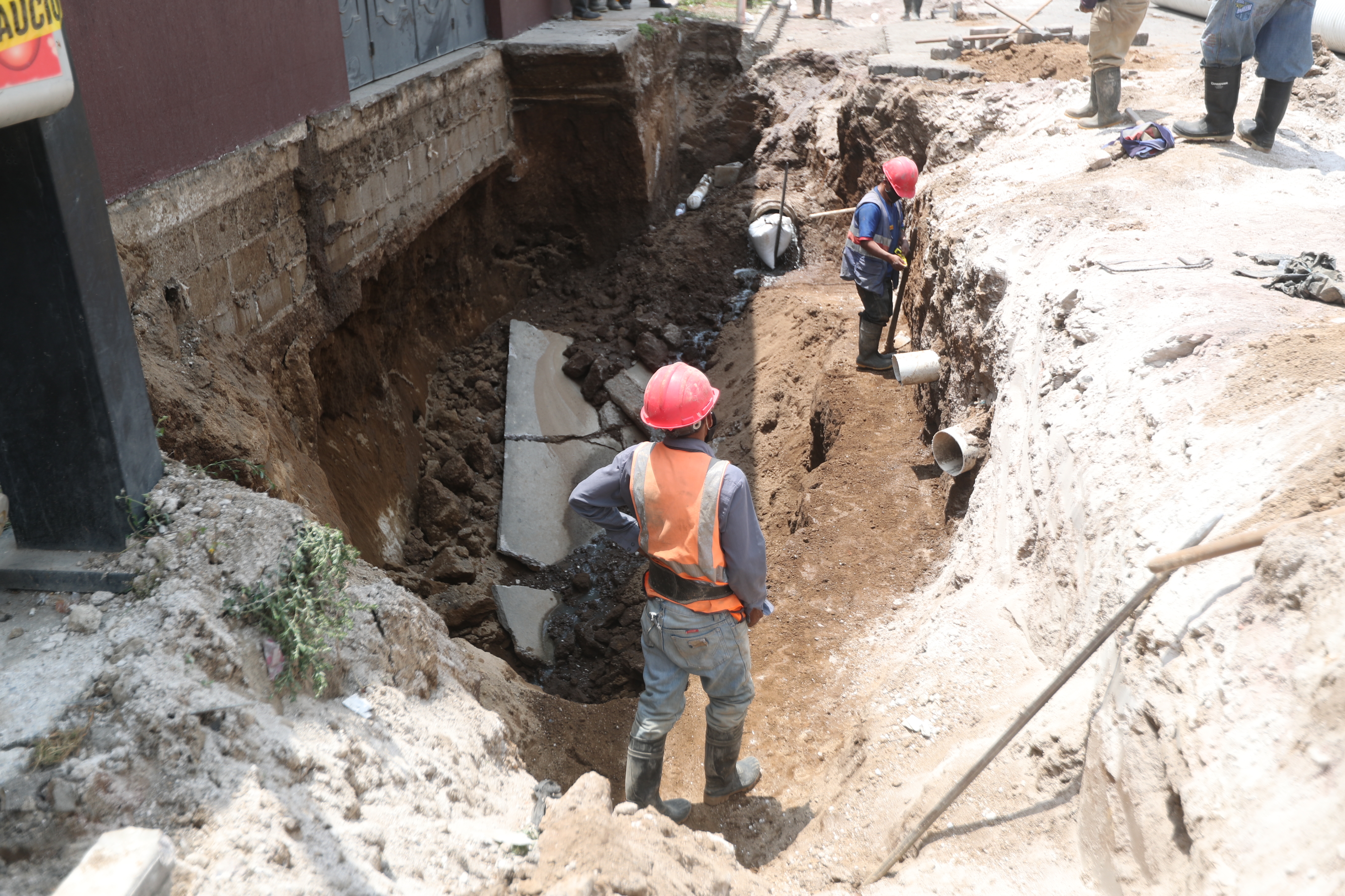 Los trabajos para reparar el hundimiento de la zona 7 de Xela iniciaron este sábado 9 de mayo. (Foto Prensa Libre: María Longo) 