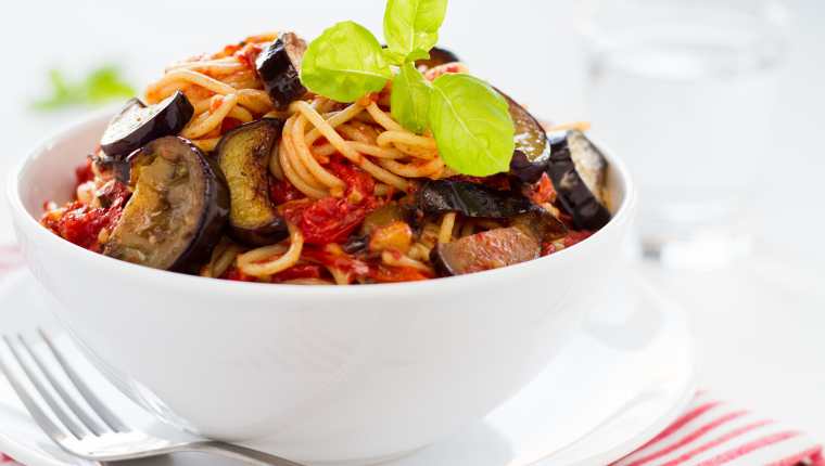 En lugar de espaguetis puede usar pasta corta o la de su preferencia. Foto Prensa Libre: ShutterStock