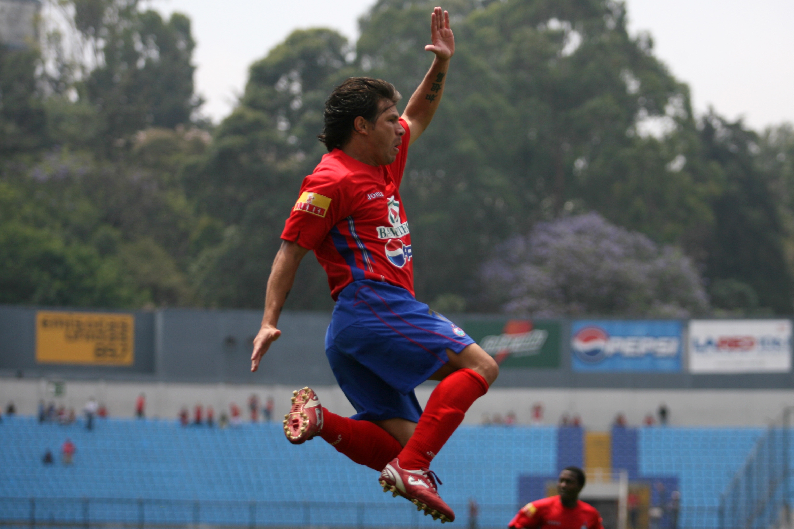 El paraguayo Carlos González, fue una de las grandes figuras del equipo escarlata. (Foto Prensa Libre: Hemeroteca PL)
