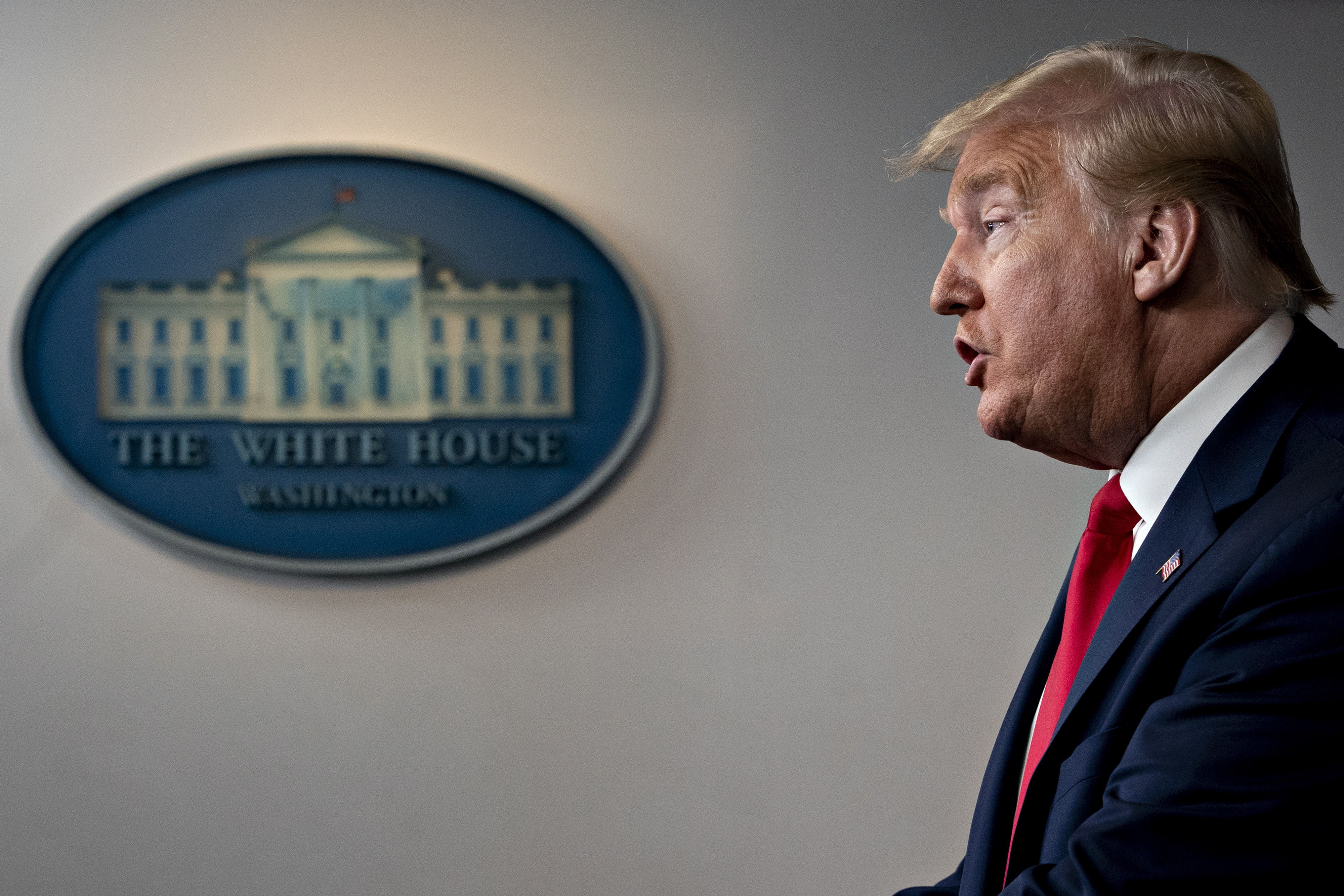 Donald Trump, presidente de Estados Unidos, exhortó a los gobernadores estatales a permitir que los lugares de culto se reabran "ahora mismo". (Foto Prensa Libre: EFE)