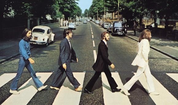 El gusto beatlemaniaco lleva a los aficionados de Los Beatles a recrear escenas icónicas de la banda como la portada del disco Abbey Road. (Foto Prensa Libre: Cortesía Eduardo Canale)