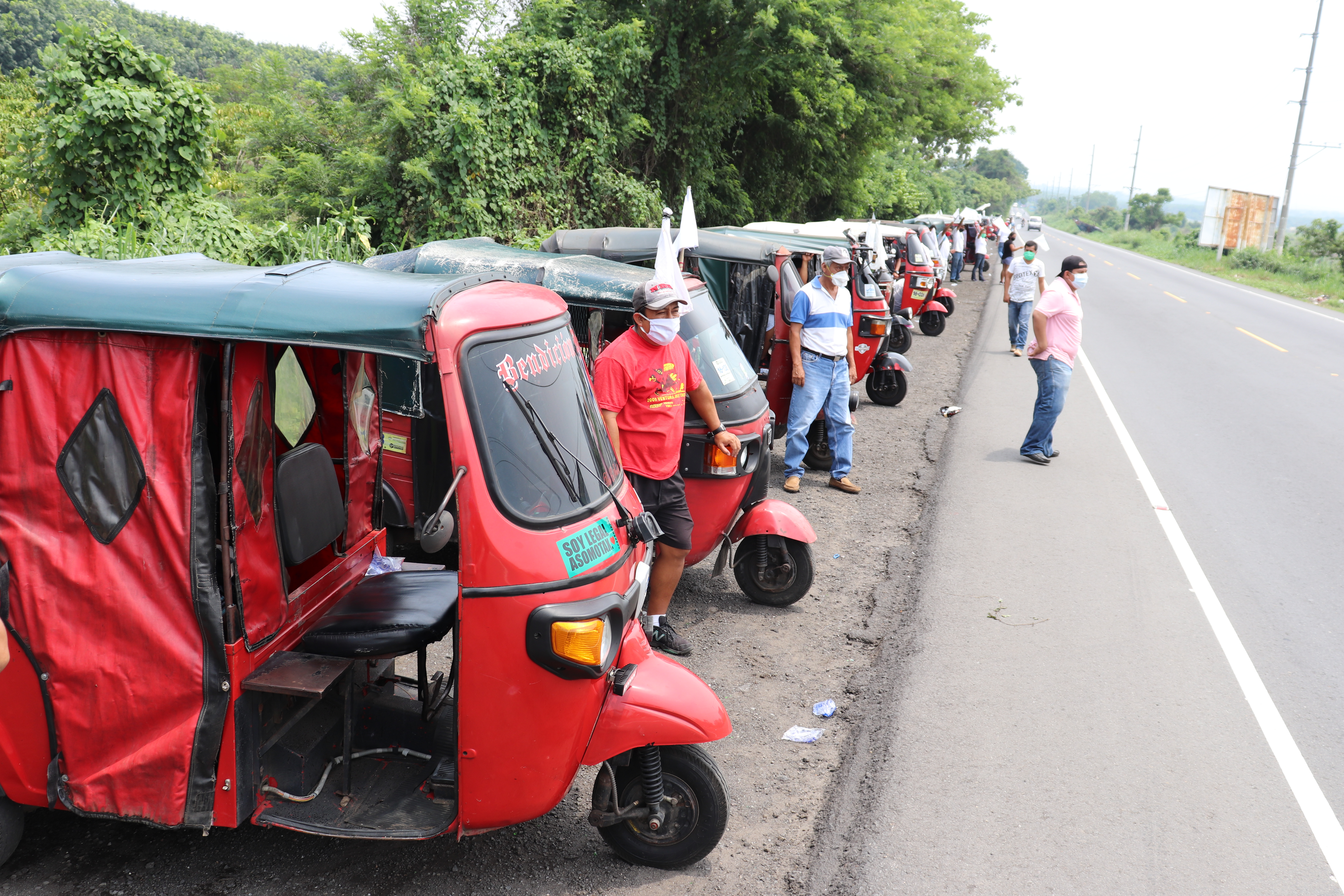 Pilotos de mototaxis exigen a la comuna de Mazatenango, Suchitepéquez, y Gobernación Departamental les permitan trabajar.  (Foto Prensa Libre: Marvin Túnchez)